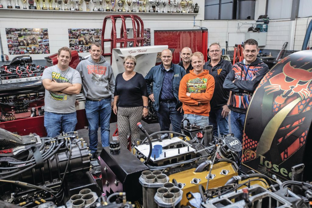 Dit zijn de leden van tractorpullingteam Screamin’ Bobcat. V.l.n.r.: Berrie Boer, teamcaptain Bertus Boer, Helma Boer, Klaas Alberts, Gerrit Riezebos, Bart van der Sluis, Jan van der Sluis en Ard Bomhof.