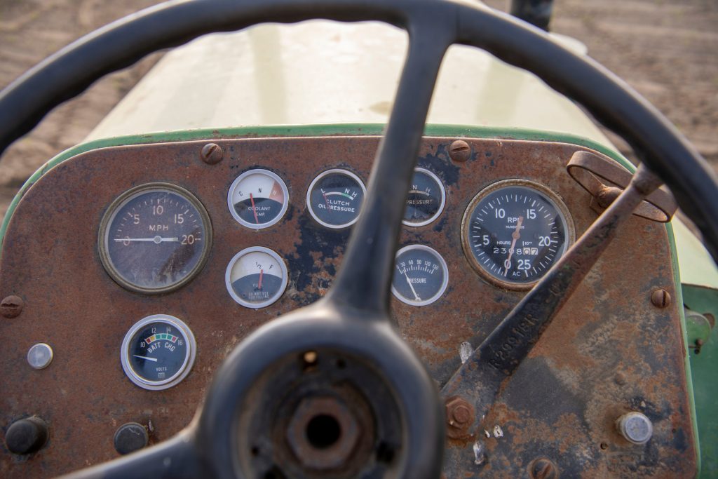 Het dashboard van de 8020 met mooie klassieke klokken. Sommige trekkers van dit model hebben de John Deere ‘Bat O Meter’, de voorloper van de voltmeter. Hier zien we al een voltmeter die wellicht ooit is vervangen – of toch origineel?