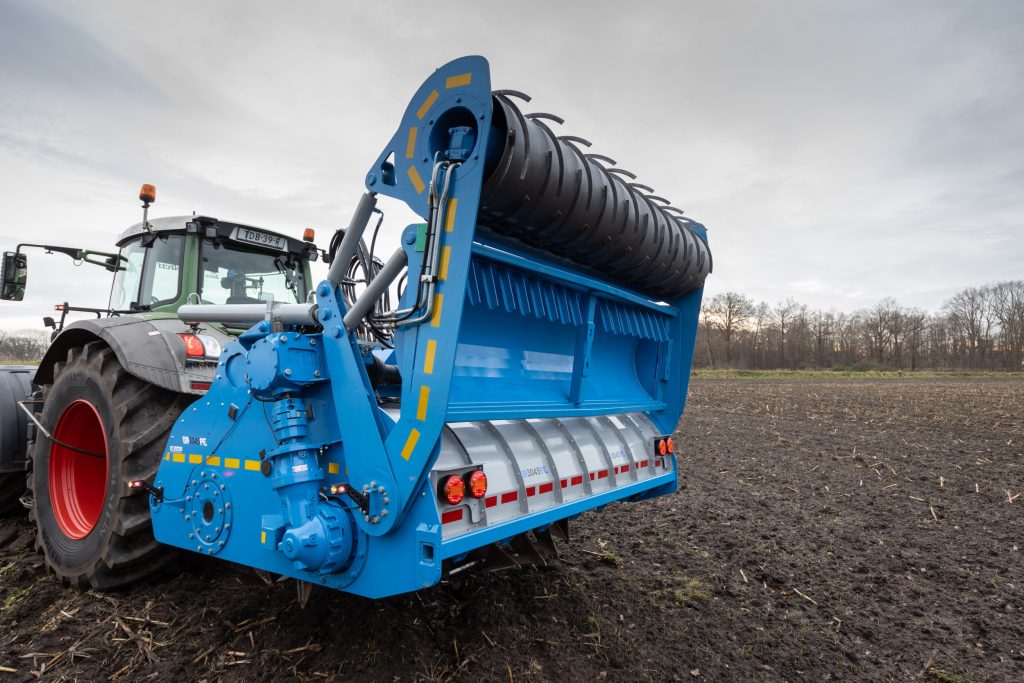 De spitmachine weegt 5 tot 5,5 ton en is 4,5 meter lang. Voor transport vouwt het achterste deel omhoog, en dan is de machine 2,5 meter lang. Bij dit eerste productiemodel ontbreekt de pakkerwals nog. De trekkerhydrauliek drijft de eggerol achterop aan.