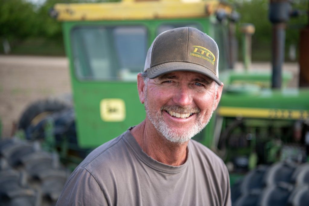 Akkerbouwer Daron De Craemer (55) bewerkt in Tulare, in de Amerikaanse staat Californië, ongeveer 500 hectare. De Craemer Farms teelt naast traditionele gewassen als mais, alfalfa en bonen ook diverse soorten noten. Voor water is het bedrijf aangewezen op de naburige bergketen, de Sierra Nevada. Familie De Craemer is oorspronkelijk afkomstig uit België.