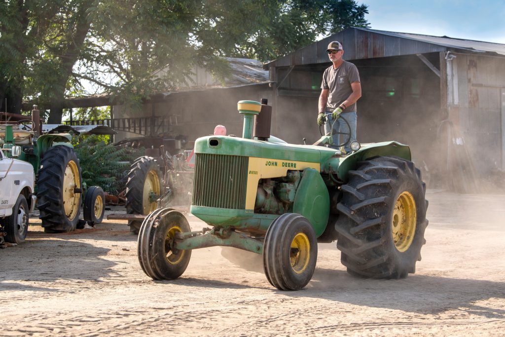 De laatste en grootste John Deere-trekker met een liggende tweecilindermotor. Met de 830, de opvolger van de 820, nam de Amerikaanse trekkerfabrikant afscheid van zijn befaamde motor. Daron de Craemer bedient de 830 graag staand.