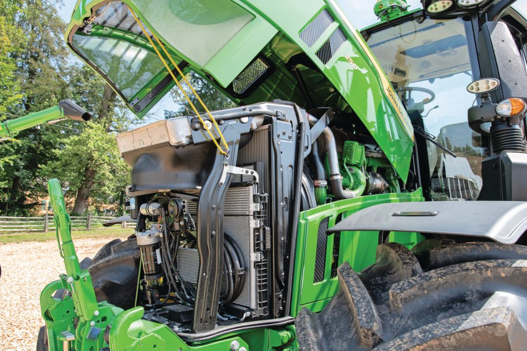 Onder de kap dieselt dezelfde motor als in de 6R 250. Een 6,8 liter PowerTech zescilinder met een dubbele turbo. Het verschil is het ontbreken van de 20 pk boost. De 6M gaat tot maximaal 281 pk. De trekker is enkel leverbaar met de traploze AutoPowr-transmissie. Geen schakelbakken dus bij de 6M 230 en 6M 250.