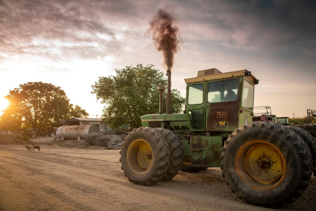 Deze John Deere 7020 kreeg door de jaren heen een mooi patina. De Craemer spotte de kniktrekker ooit toen die langs de weg te koop werd aangeboden. Sindsdien is de 7020 deel van het machinepark.