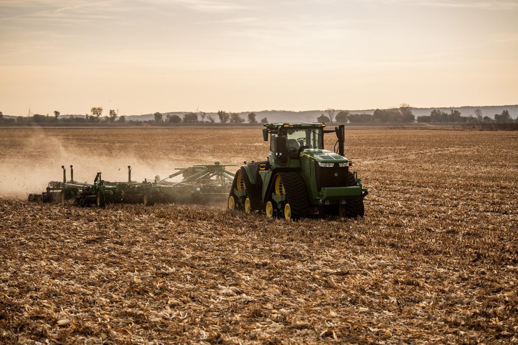 De John Deere 9RX, uitgerust met zestien camera’s die een 360 graden beeld geven van de omgeving.