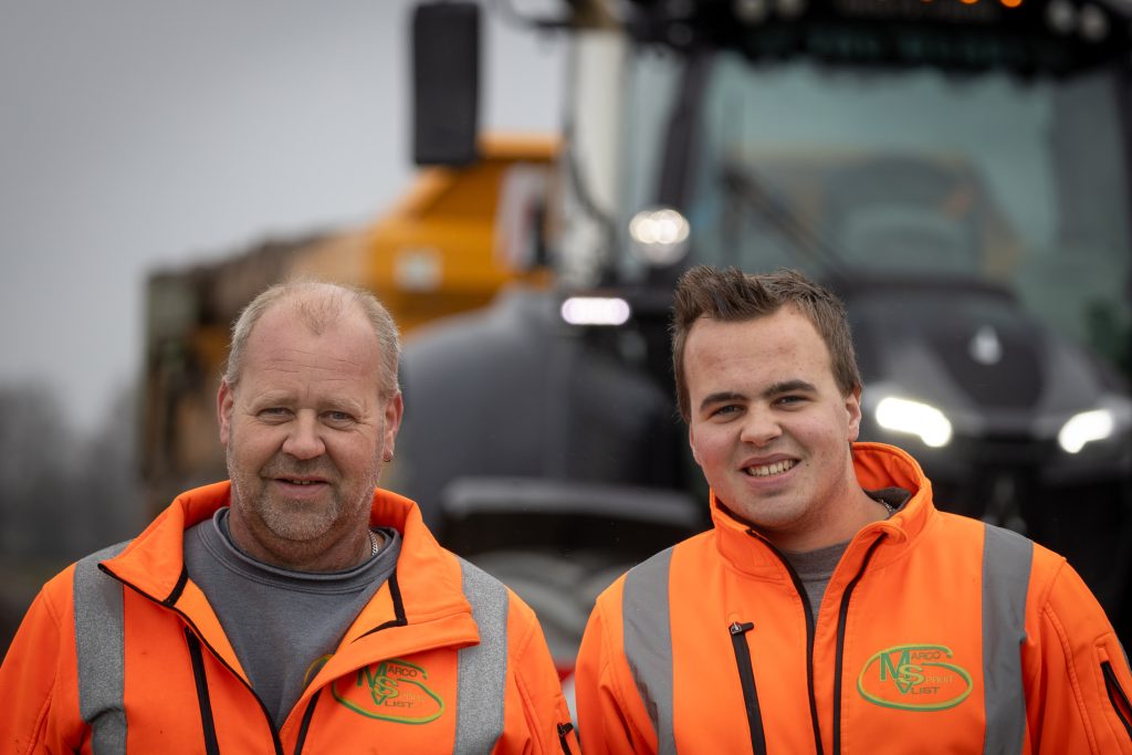 Marco (51) en Kevin (19) Spruit over de Deutz-Fahr Agrotron TTV: “De spaaraftakas voorop is super. We spitten en frezen in één werkgang met maar 1.500 motortoeren.”