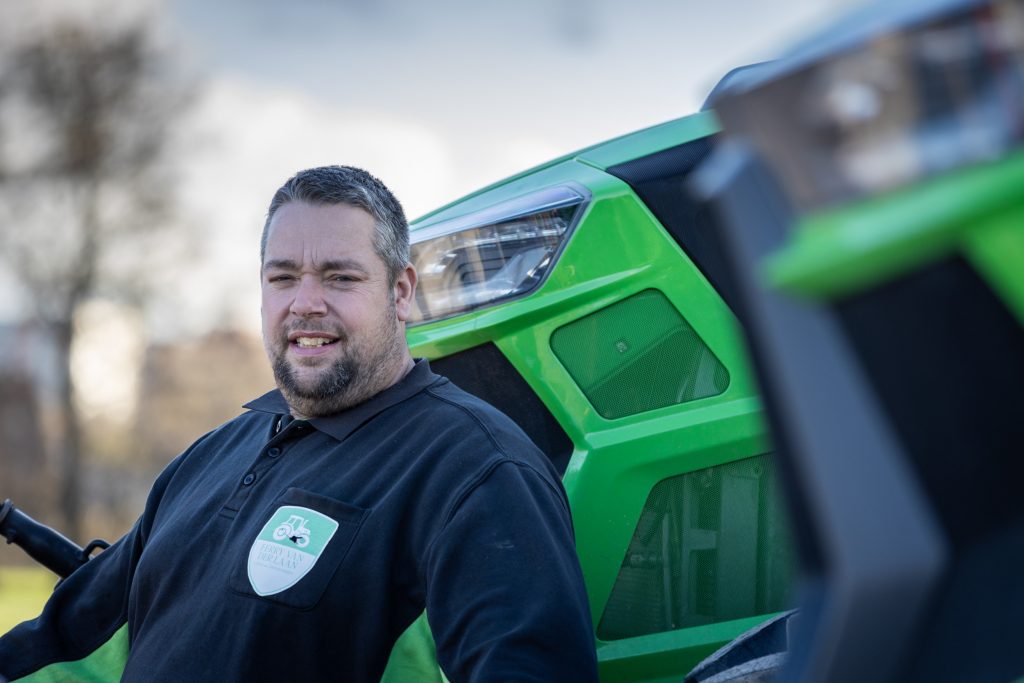 Ferry van der Laan (47) over de Deutz-Fahr Agrotron 6190 TTV: “Met frontgewicht, weegt-ie zo’n 11 ton. Dat had ik niet verwacht. Maar ik vind dat wel lekker, met name voor transport.”