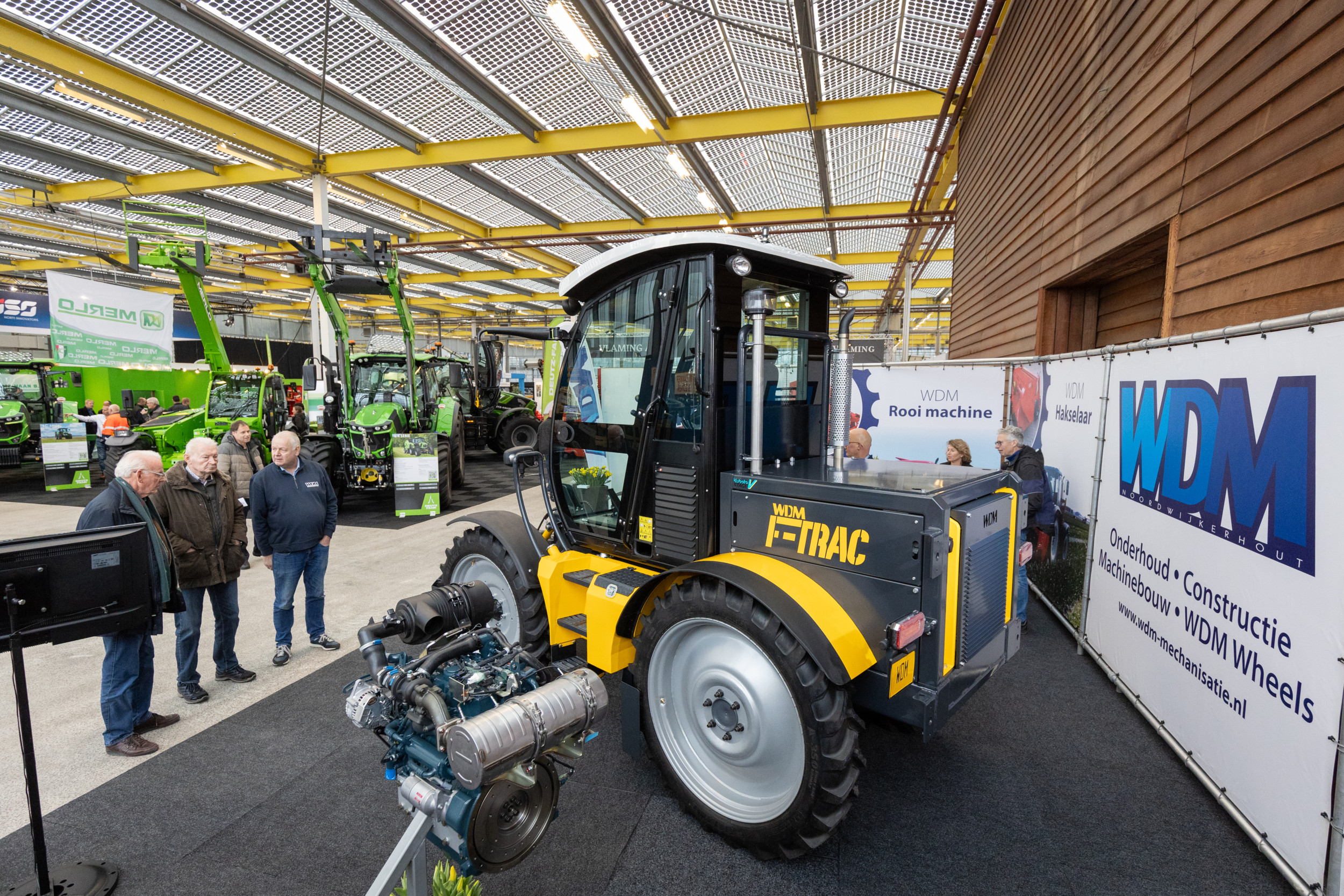 WDM toont de zelfrijdende werktuigendrager F-Trac op mechanisatievakbeurs SMTB in Vijfhuizen (N.-H.). De lichte machine is voorzien van een hefinrichting aan de voorzijde. Op verzoek bouwt WDM een hefinrichting aan de achterkant. – Foto's: Bob Karsten