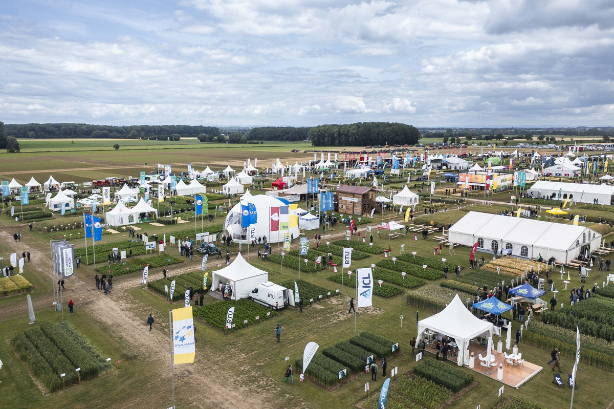 Op de foto buitenbeurs DLG Feldage in 2024 in Erwitte, in de Duitse deelstaat Noordrijn-Westfalen. In 2012, 2014 en 2018 vond de buitenbeurs in het Duitse Bergburg plaats. In 2026 is dat opnieuw het geval. – Foto: DLG Feldtage