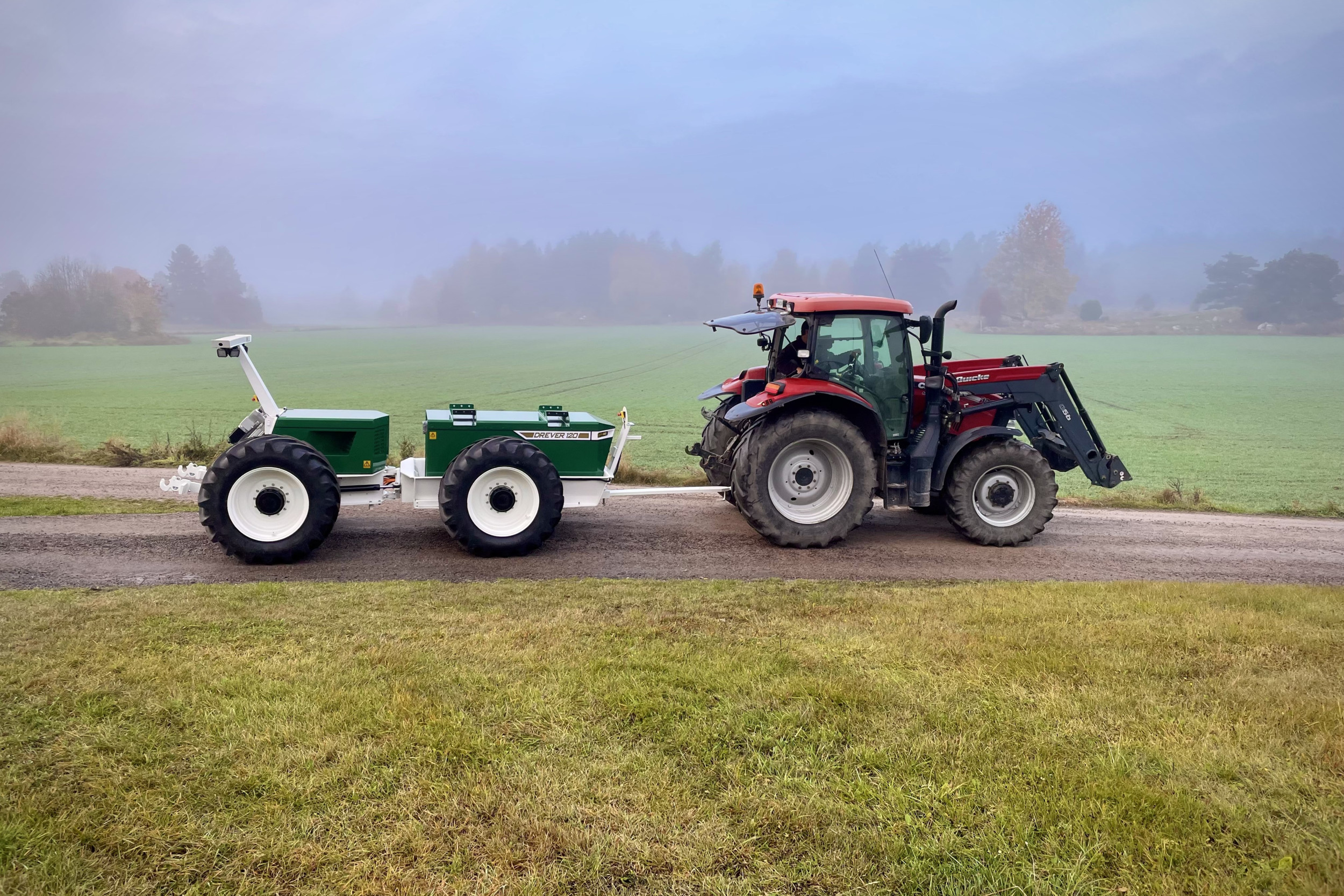 Een bemande trekker vervoert de autonome elektrische Drever 120 naar het veld. De Zweedse fabrikant Traktorarvid wil de eerste Drever 120’s dit jaar in Zweden in gebruik nemen, waarna de veldrobot verder wordt uitgerold in de rest van Europa. - Foto’s: Traktorarvid