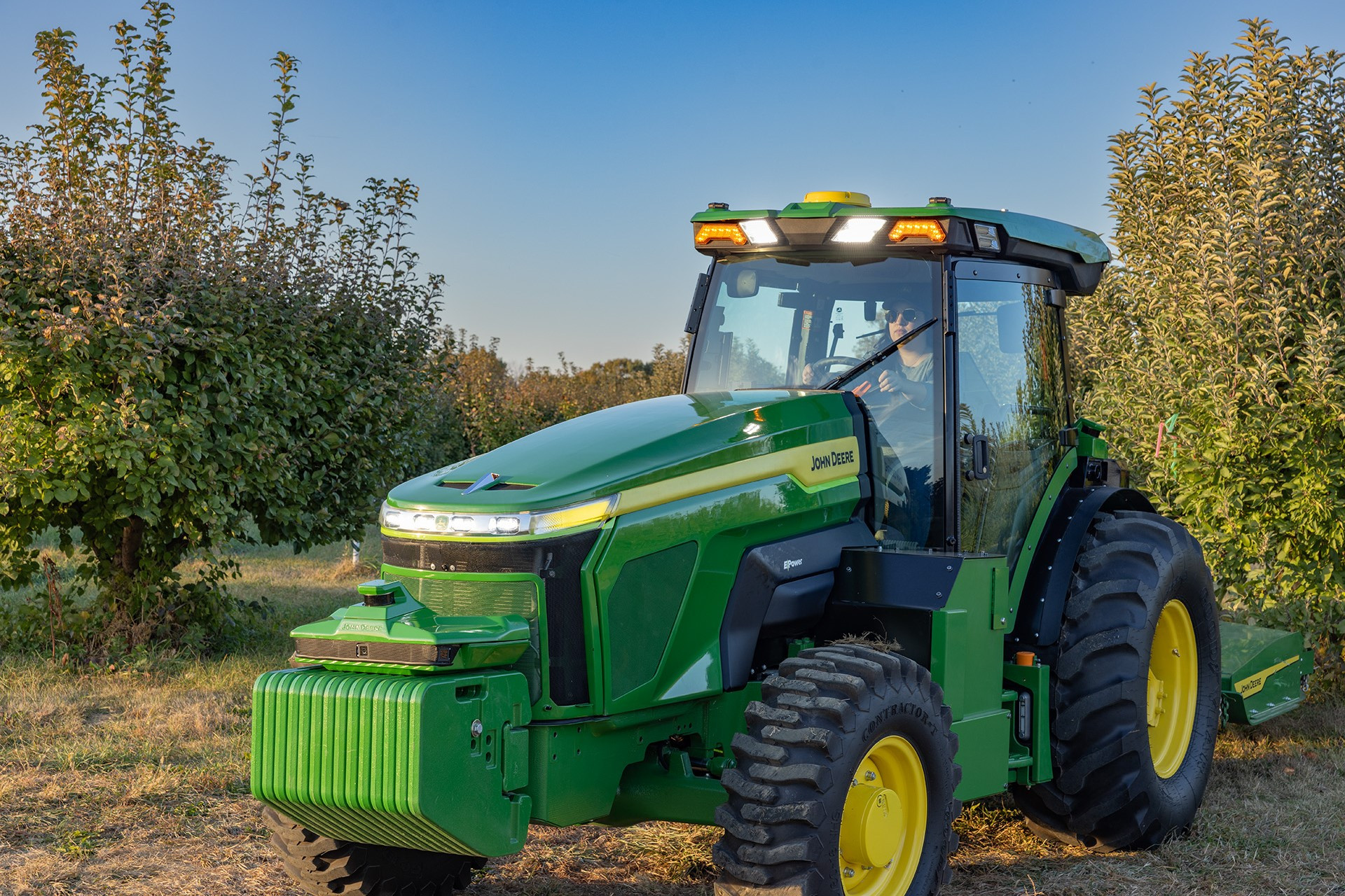 John Deere onthult een elektrische trekker met accu op de technische innovatiebeurs CES 2025, van 7 tot en met 10 januari in Las Vegas. Het E-Power-prototype beschikt over een vermogen van 130 pk. – Foto: John Deere