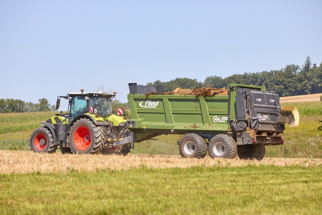 De met kunststof beklede strooiklep is volgens Fliegl minder gevoelig voor beschadigingen door stenen volgens de fabrikant. Het extra scherm aan de voorkant van de strooier beschermt de trekker tegen rondvliegende voorwerpen tijdens strooiwerkzaamheden.