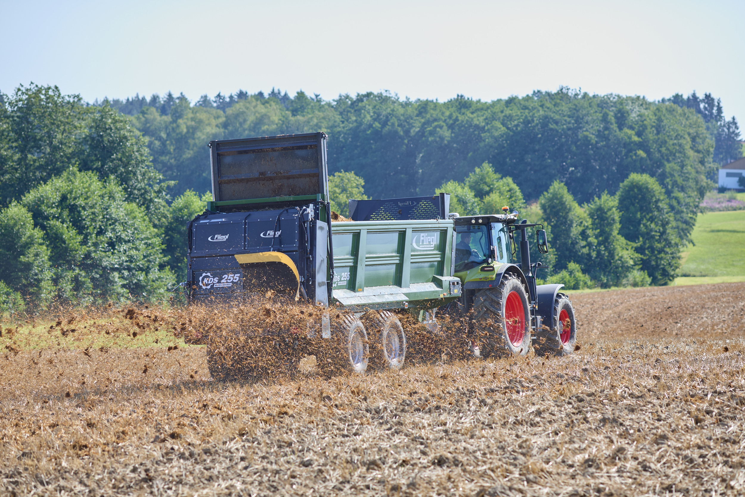 De Fliegl KDS 255-meststrooier beschikt over een tandemonderstel en kan 26 meter breed strooien. – Foto’s: Fliegl