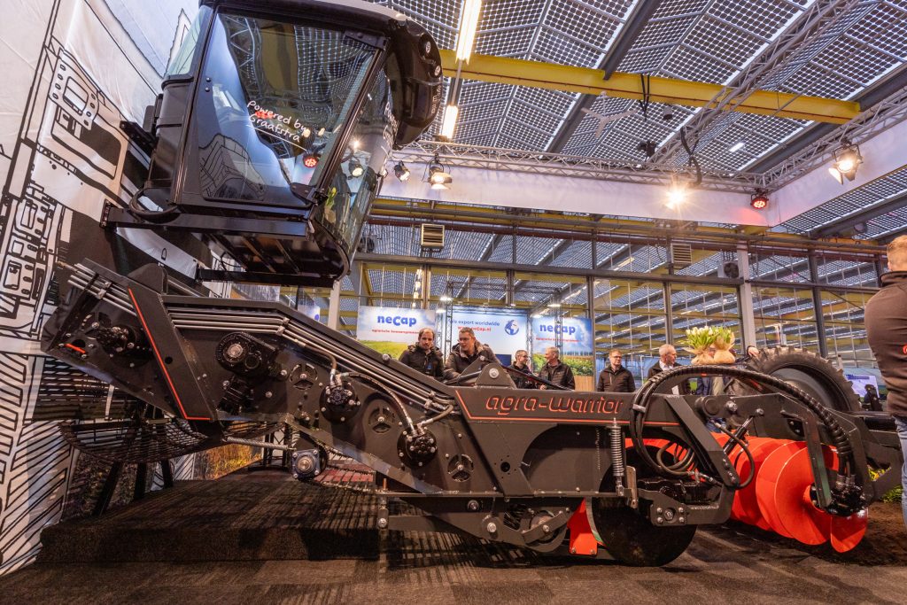 De Agra Warrior-wagenrooier heeft een lengte van 8 meter, gemeten van rooischaren tot elevator. Daarmee loopt het rooikanaal flauw omhoog, Na de graafmat volgen drie zeefmatten.