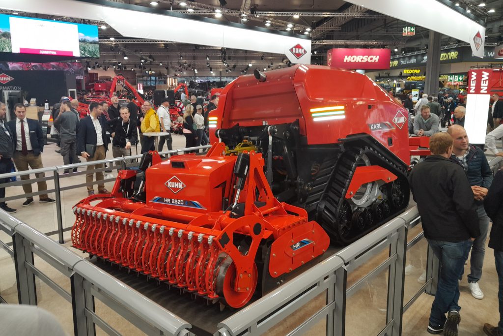 Robots zijn inmiddels een vertrouwd gezicht in de landbouwsector. Op Agritechnica 2023, de grootste landbouwbeurs ter wereld, werden meerdere robots gepresenteerd. Zoals deze Karl-veldrobot van machinefabrikant Kuhn, die tussen de gangbare landbouwmachines staat. Op de akkers blijven robots echter nog steeds een zeldzaamheid. – Foto: Martin Smits