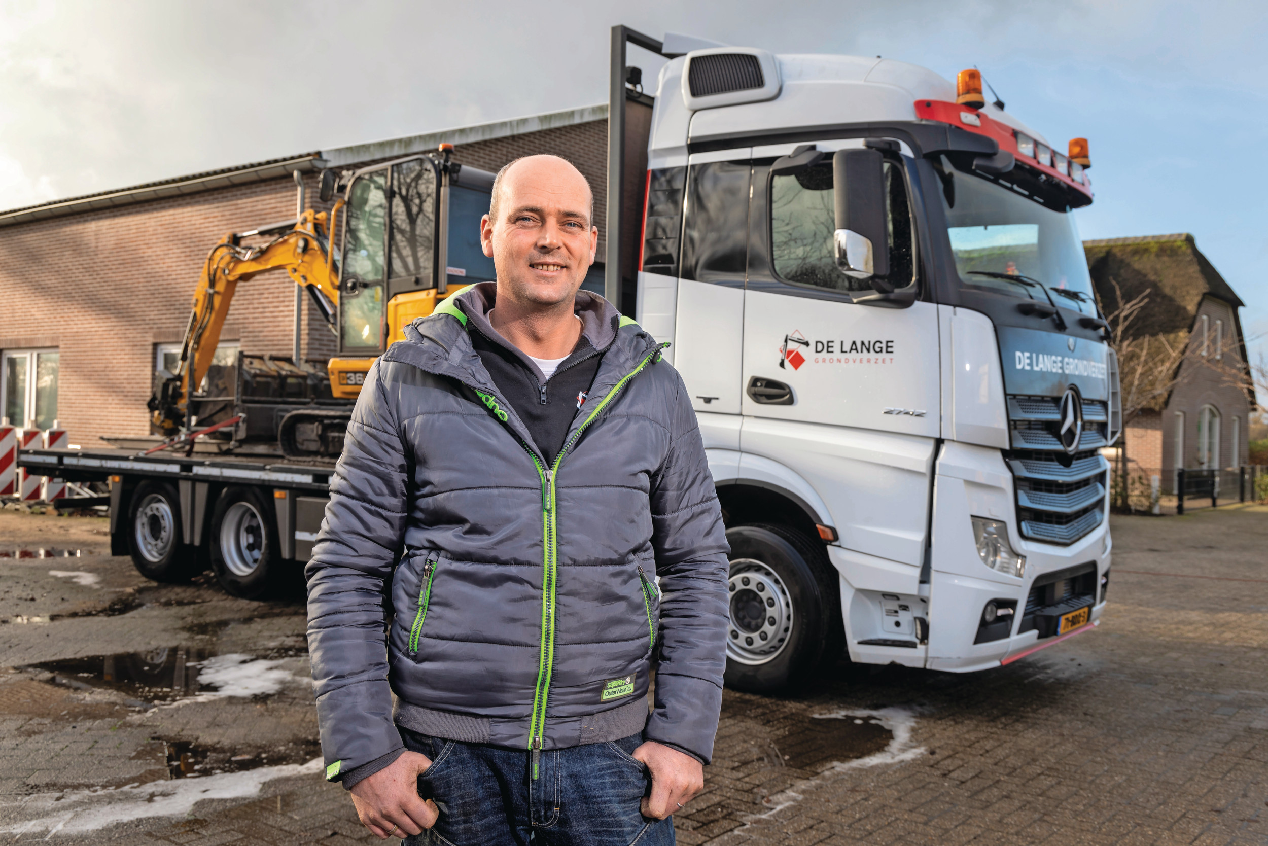 Johan de Lange, eigenaar van een grondverzetbedrijf in Balkbrug (Ov.), heeft grote interesse in de landbouwtechniek en is daarom fervent TREKKER-lezer. “Ik houd graag een beetje overzicht welke ontwikkelingen er spelen, wat de techniek doet”, zegt hij. - Foto: Koos Groenewold