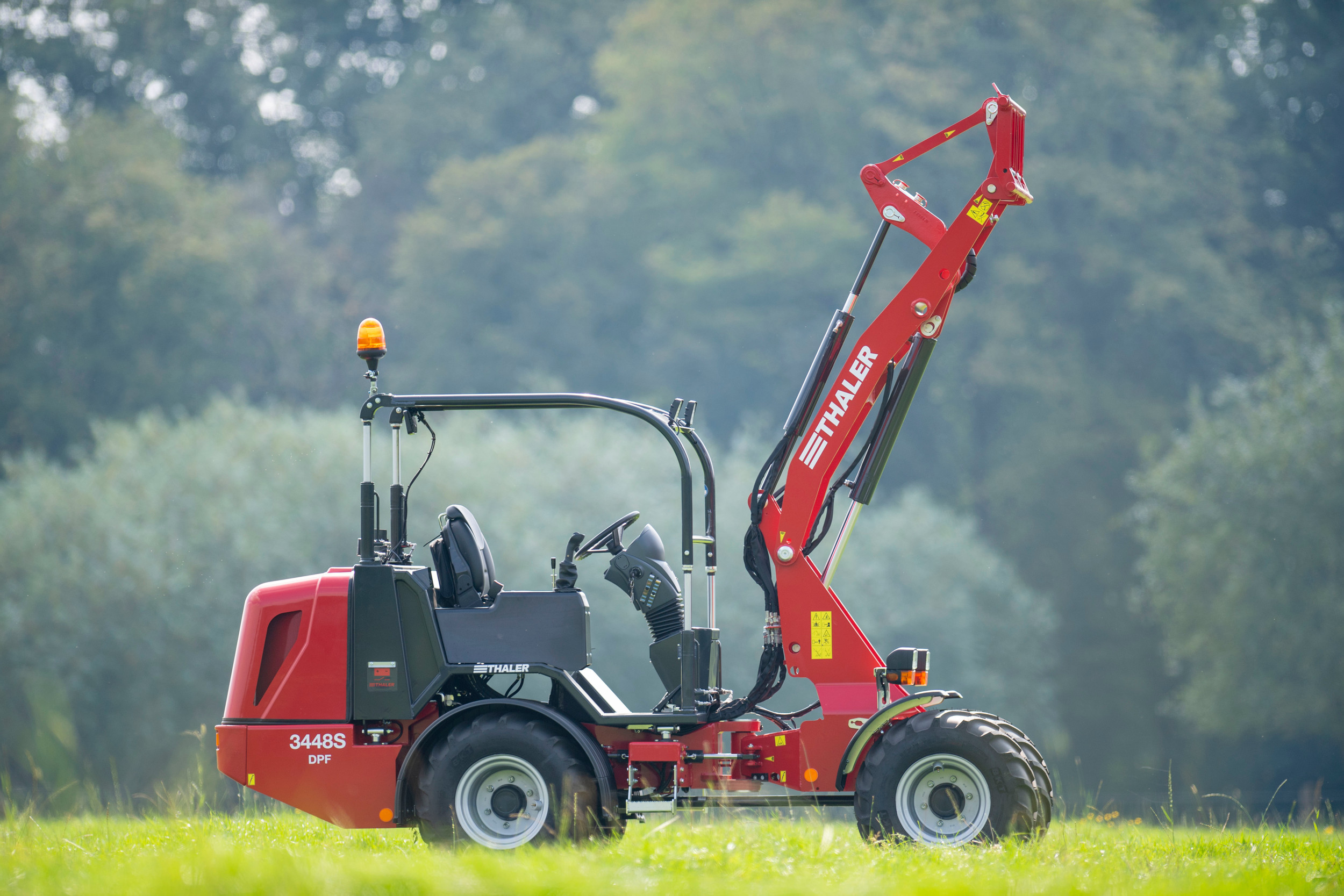 Thaler 3448 S – Vanuit Mechan Machines in Achterveld (U.) kwam een Thaler 3448 S naar de test. Thaler is een Zuid-Duitse fabrikant, die bouwt minishovels en mini-verreikers, en heeft dit model nu zo’n zes jaar op de markt. De machine is opvallend lang en eenvoudig uitgerust.