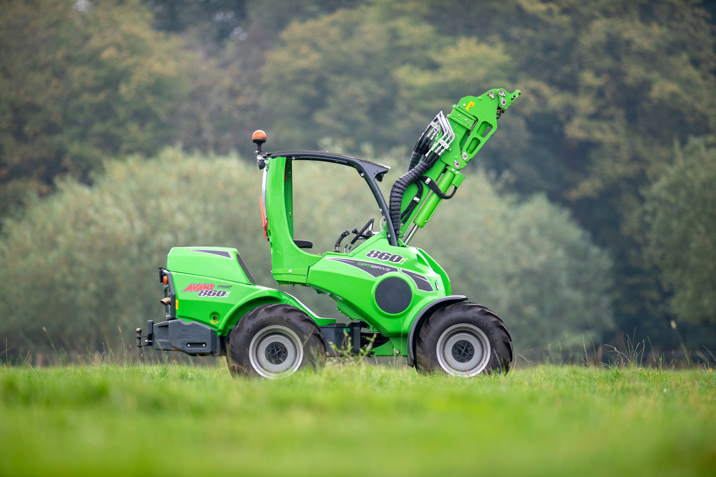 Avant 860i – Het Finse Avant bouwt deze 800-serie sinds 2020, maar al jaren fabriceren de Finnen volgens het kenmerkende Avant-concept. Dat betekent: de chauffeur zit op de voortrein, telescopische giek is standaard, en elk wiel heeft z’n eigen hydromotor.