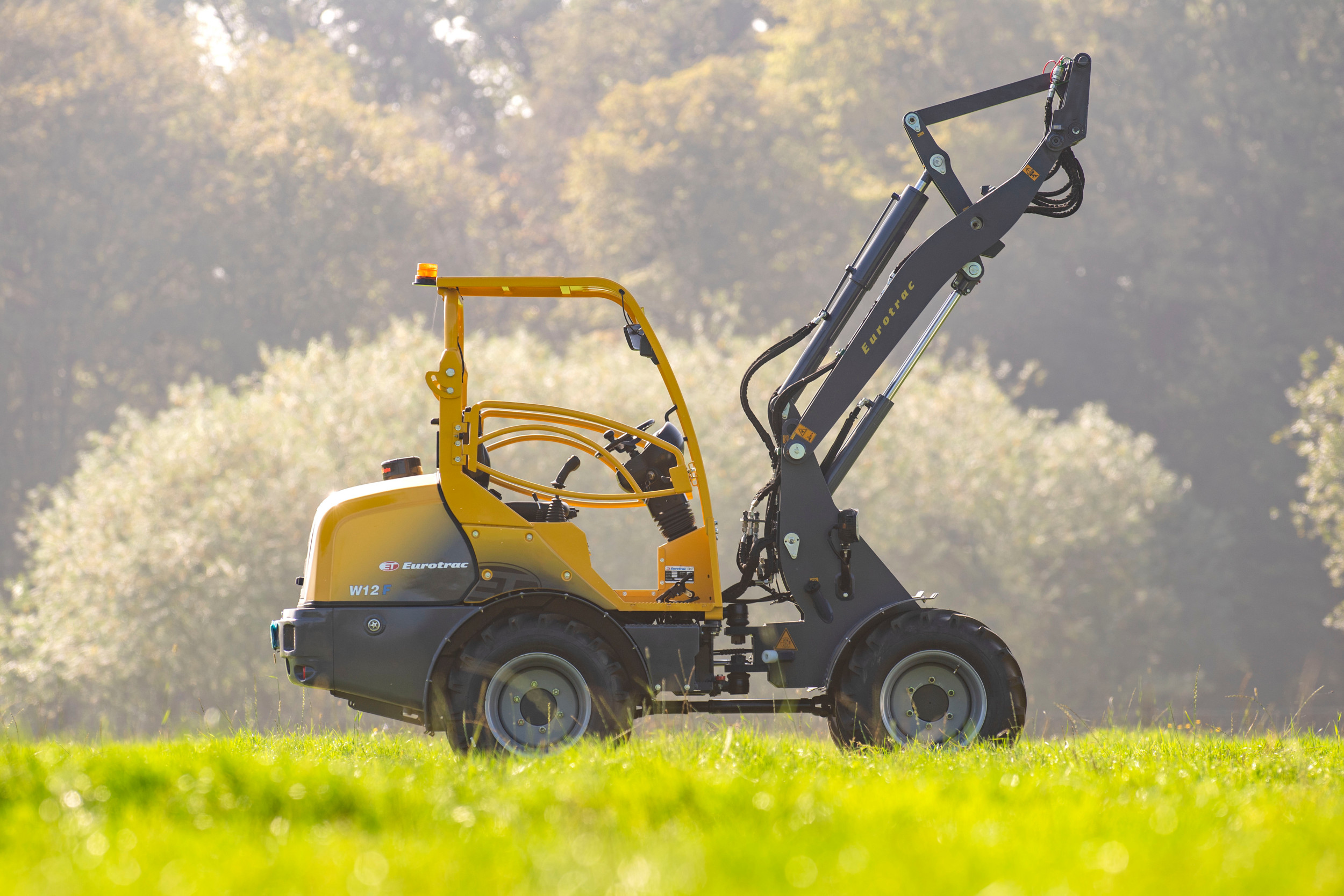 Eurotrac W-12F – Een Nederlands merk, van Heus Tractors in Mijnsheerenland (Z.-H.), dat wordt gebouwd in China. De W-12F is ontwikkeld als een eenvoudige, praktische minishovel die beduidend goedkoper is dan het gemiddelde in deze testgroep.
