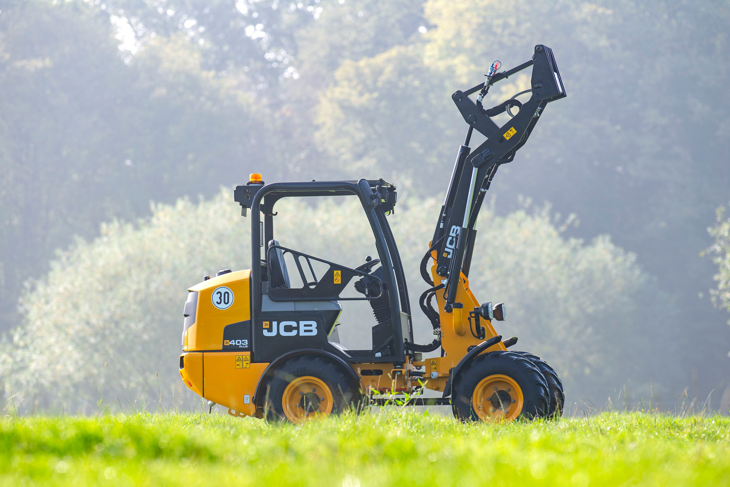 JCB 403 Plus Agri – Iedereen kent JCB: grote, gele shovels uit Engeland. Maar in minishovels is JCB sinds een paar jaar actief. Deze 403 Plus Agri wordt sinds 2017 gebouwd in Shanghai. Laat dat laatste niet misleiden: de bouwkwaliteit is één van de beste.  
