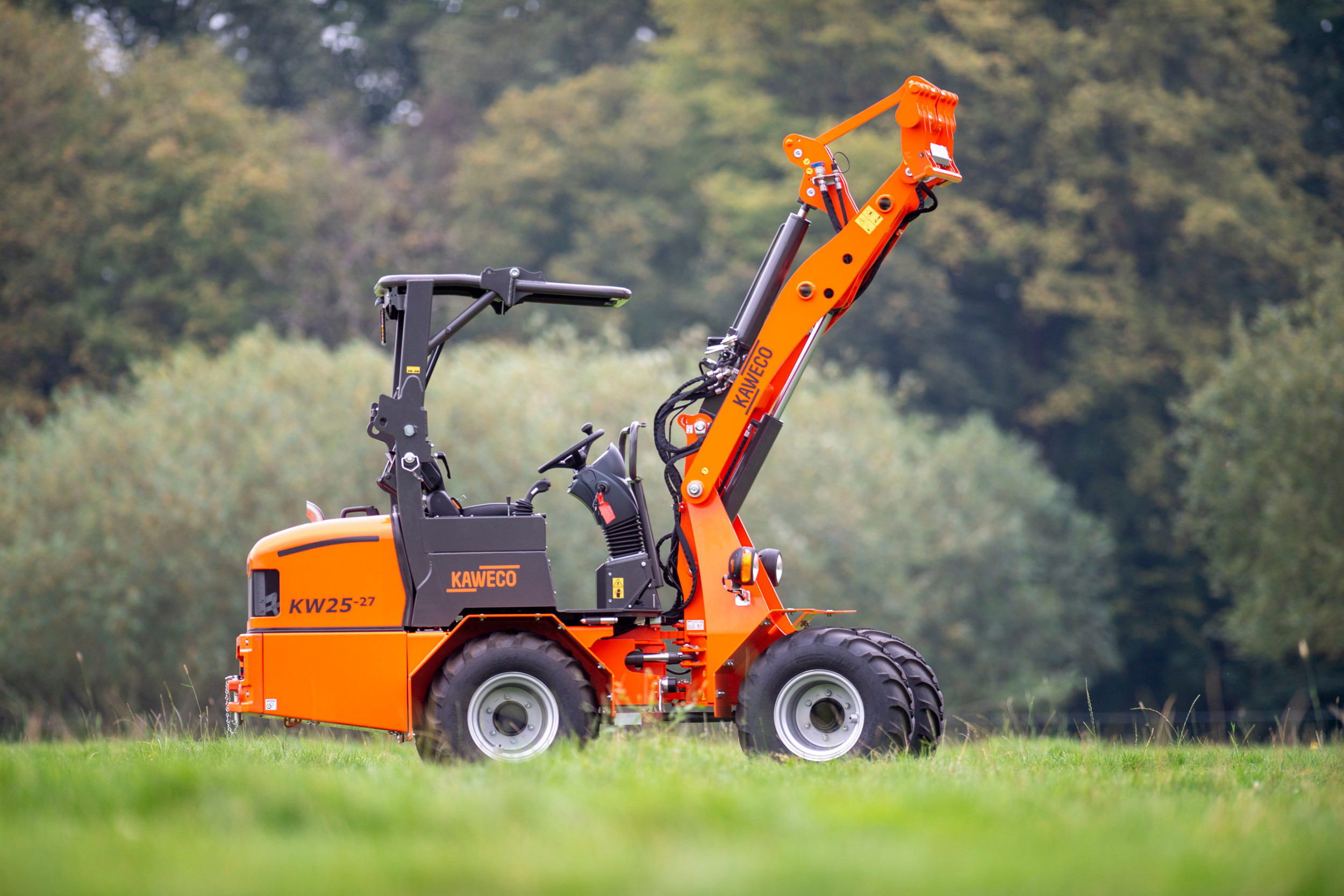 Kaweco KW 25-27 – Tijdens deze minishoveltest afgelopen zomer was de productie van Kaweco-minishovels nog volop gaande. Wij kregen de KW 25-27 voor deze test. Het is nog niet officieel bekend hoe de toekomst van de Kaweco-shovels eruit gaat zien. De garantie, service en onderdelenvoorziening van de Kaweco-minishovels ligt vanaf 1 januari 2025 bij Hulst de Krim.