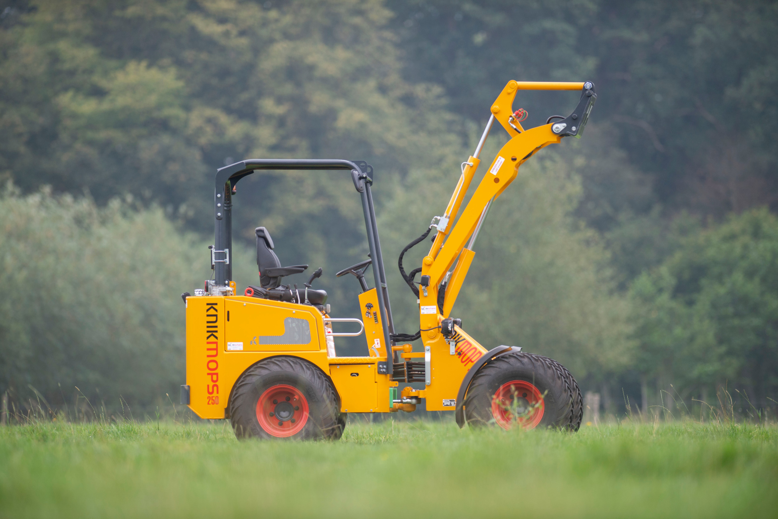 Knikmops KM 250 – Vanuit België arriveerde de KM 250 van het merk Knikmops, dat wordt gebouwd door Gebroeders Geens in Hoogstraten. De gele machines zijn vooral bekend in de wereld van de stratenmakers, en is eenvoudig uitgevoerd.