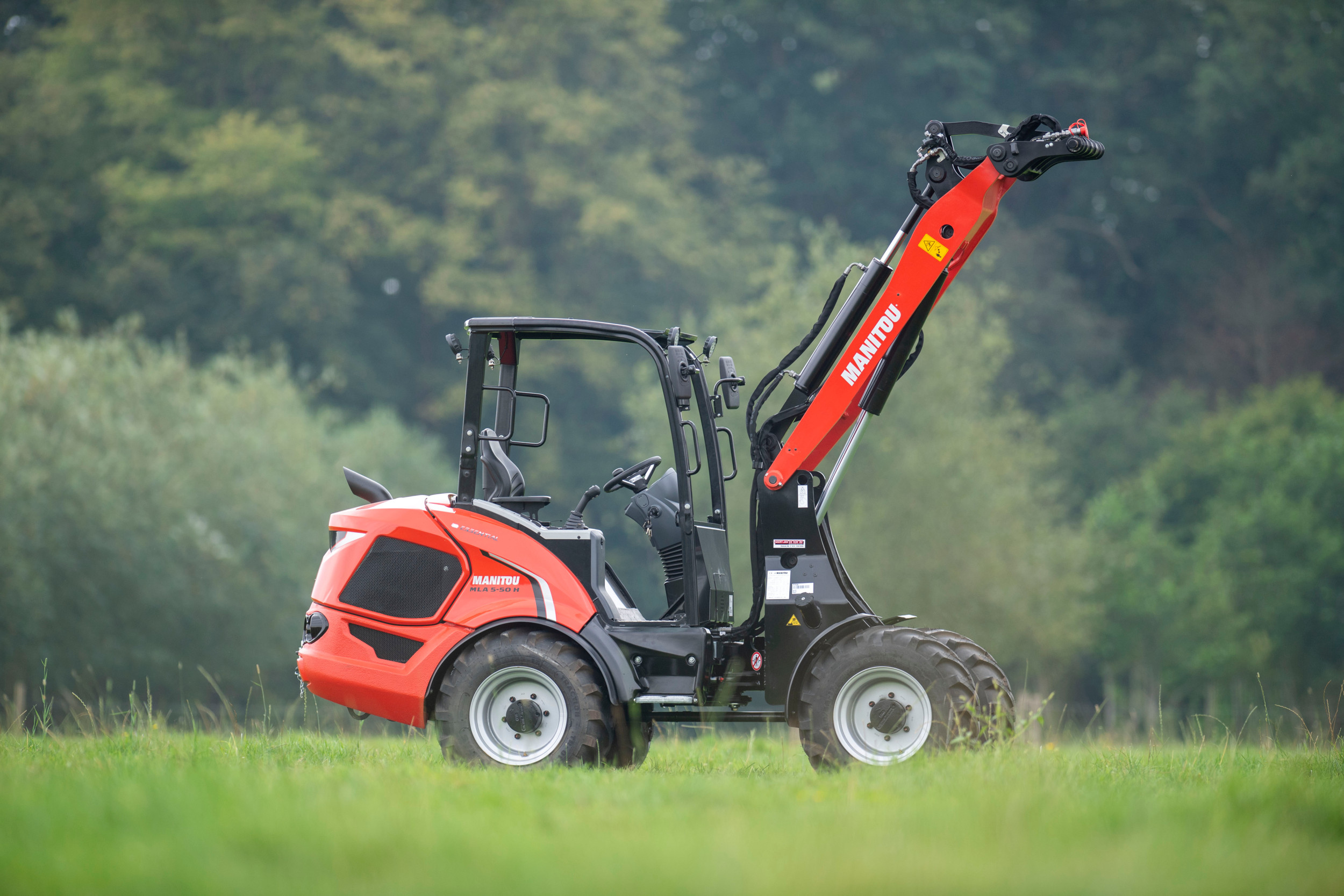 Manitou MLA 5-50 H – Deze MLA5-50 H van Manitou is ontwikkeld in Frankrijk, maar wordt gebouwd in Duitsland door Mecalac. Niet gek dus, dat de Manitou en Mecalac gelijkenissen vertonen. Opvallend is, dat de Manitou een machine is waarin zowel lange, als korte mensen goed zitten.