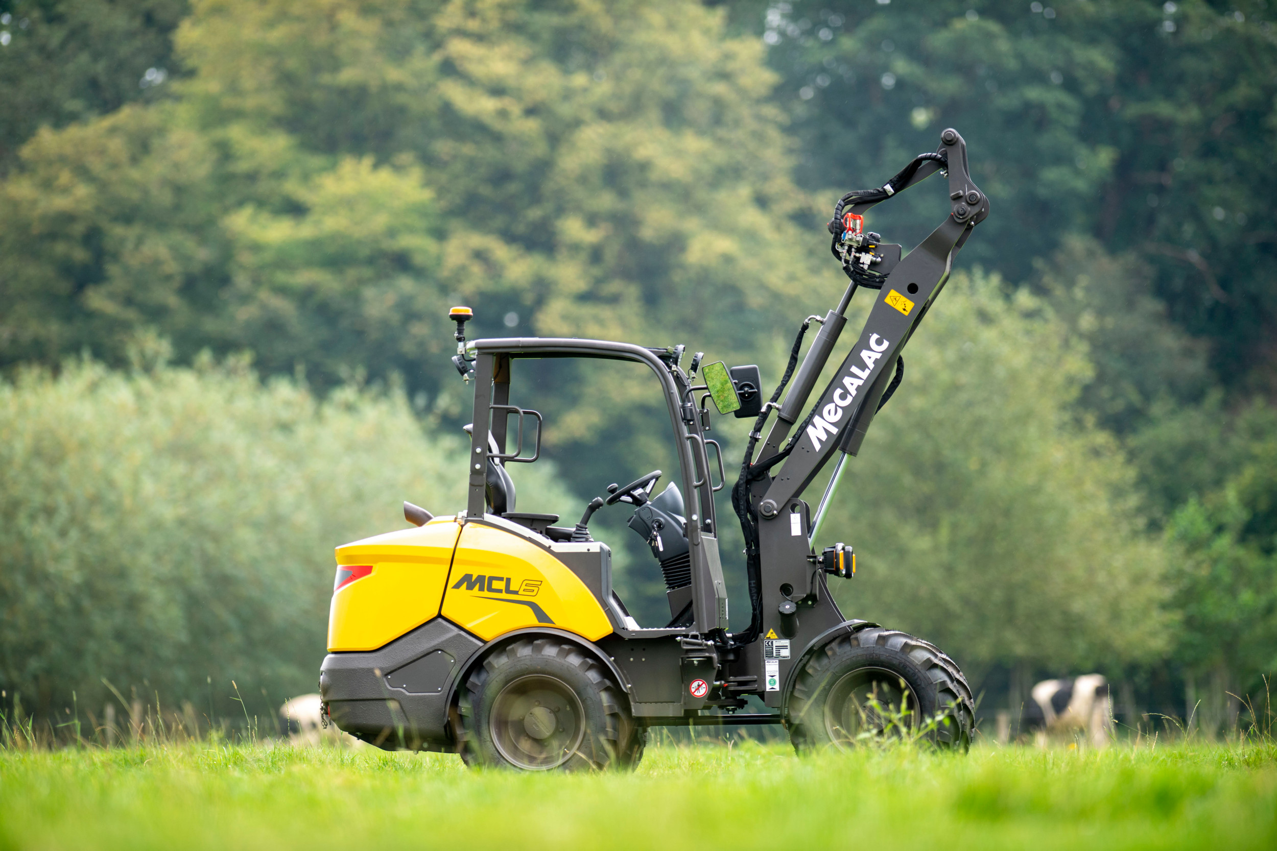 Mecalac MCL-6 – Het Duitse Mecalac koos ervoor om de MCL-6 naar Brabant te brengen – dat is een lichter model dan de Manitou die ook door Mecalac wordt gebouwd. Opvallend: iedereen vind een fijne zitpositie in de machine, en daarbij is-ie ook lekker stil.  