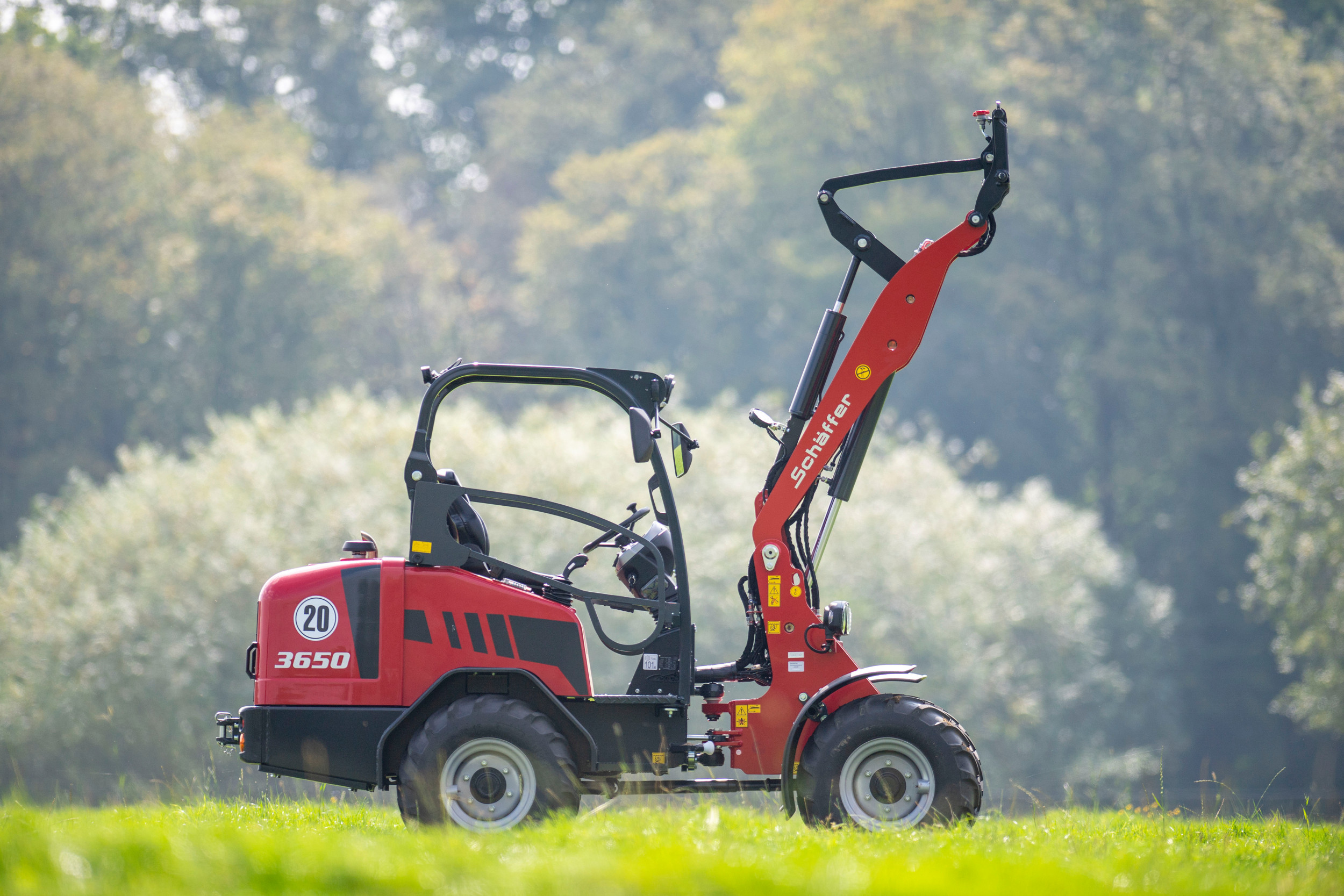 Schäffer 3650 – De Duitse fabrikant Schäffer heeft deze 3650 nu een goeie drie jaar op de markt. Uit alles blijkt dat de fabrikant veel ervaring heeft met het bouwen van dit soort shovels, en Schäffer bouwt zelf assen voor de wiellader.