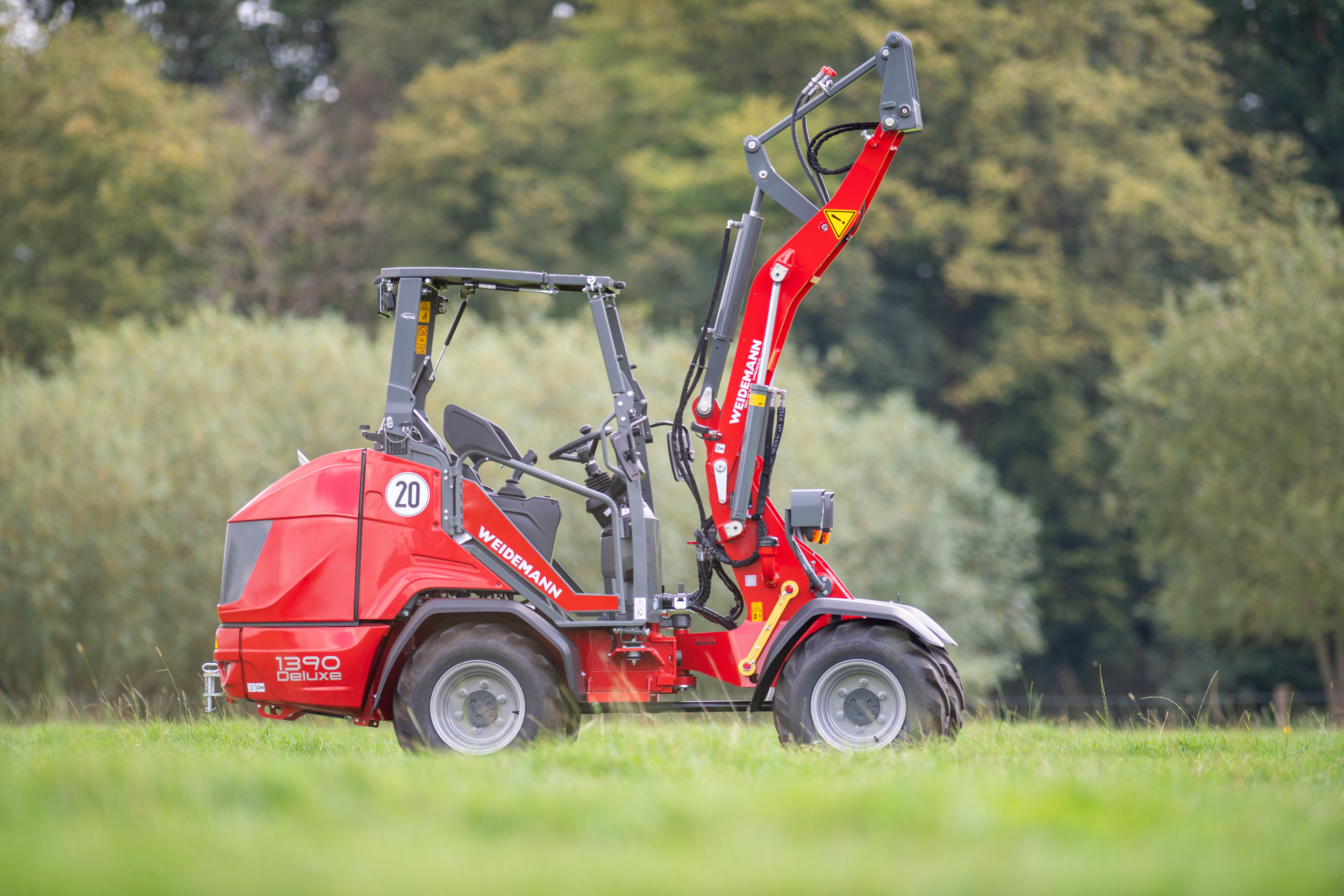 Weidemann 1390 – Importeur Weidemann Nederland zit in Swifterbant (Fl.) en bracht ons een 1390, uiteraard gebouwd in Duitsland. De machine straalt degelijkheid en luxe uit, en je zit erin en rijdt ermee alsof je in een grote wiellader rondrijdt.