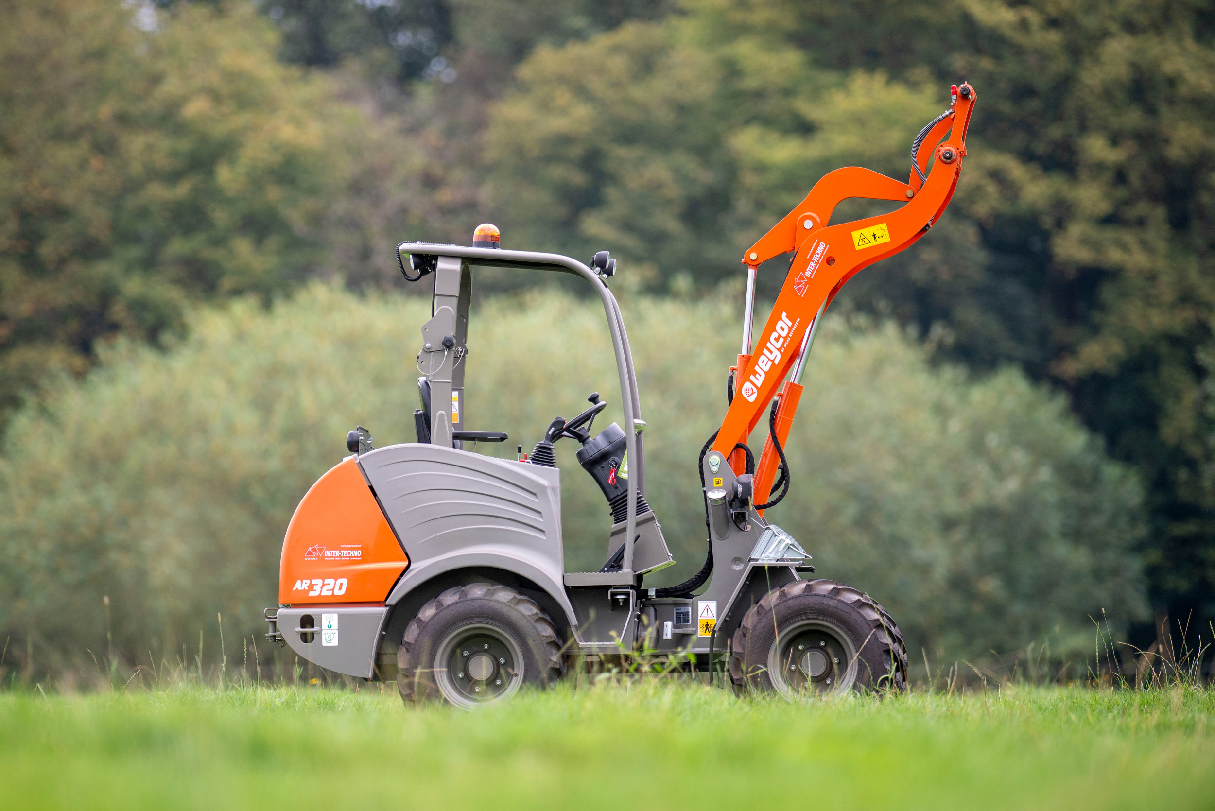 Weycor Atlas AR 320 – De naam Weycor zal niet iedereen wat zeggen - de naam Atlas des te meer. De Duitse firma Atlas Weyhausen, fabrikant van het merk Weycor, bouwt als enige geen minishovels met meer dan 25 pk. De machine is daarom een beetje de underdog in deze test.