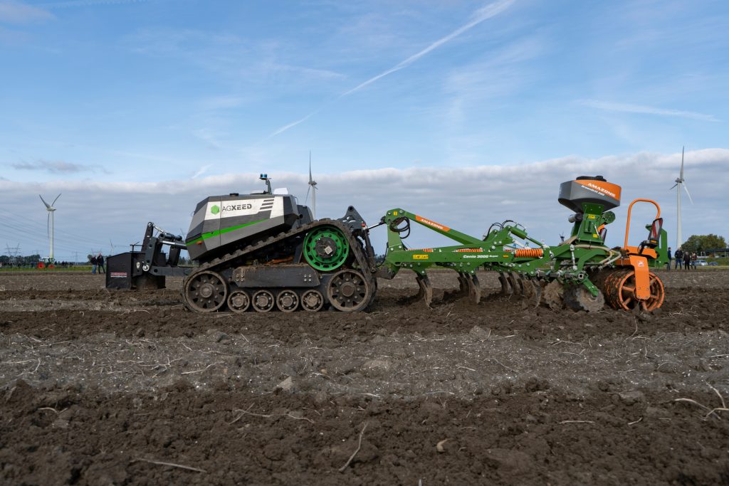 De tractierobot Agbot van Agxeed voert werkzaamheden als schoffelen en zaaien autonoom uit.
