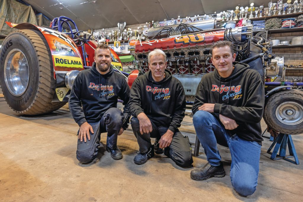 Team DeJongSpecial, met van links naar rechts: Bart van Beek, Toine de Jong en Mark de Jong. Geert de Jong ontbreekt op de foto. – Foto: Peter Roek