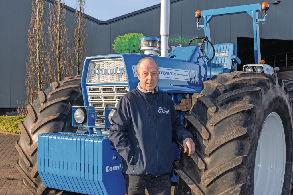 Erik Kennis is boomkweker en trekkerliefhebber. Deze Ford County 1454 vond hij in België. Herkomst onbekend, waarschijnlijk uit het grondverzet. De trekker ging helemaal uit elkaar. Daar was veel werk aan, al liep de motor goed.