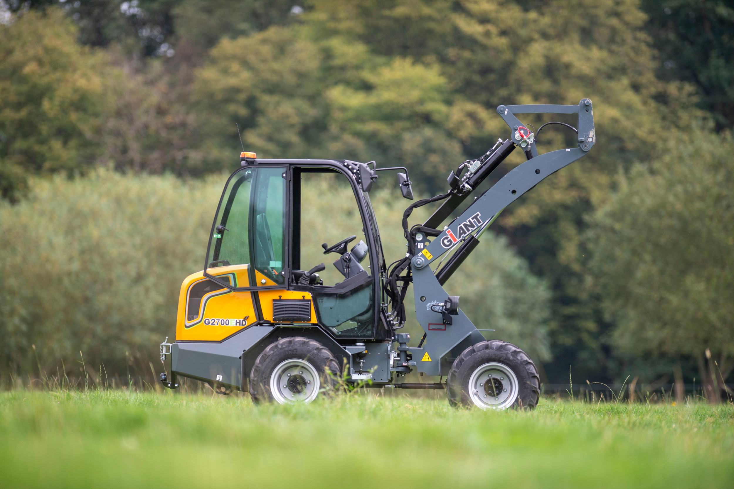 Tobroco-Giant uit Oisterwijk (N-Br.) bracht een van de eerste units van het nieuwe type G2700 E HD. Vanwege beperkte beschikbaarheid kwam er een uitvoering met cabine, in plaats van opklapbaar frame. Opvallend is dat-ie goed scoort op de metingen, verbeteringspotentieel zit vooral in de ergonomie. Brutoprijs: €79.705.