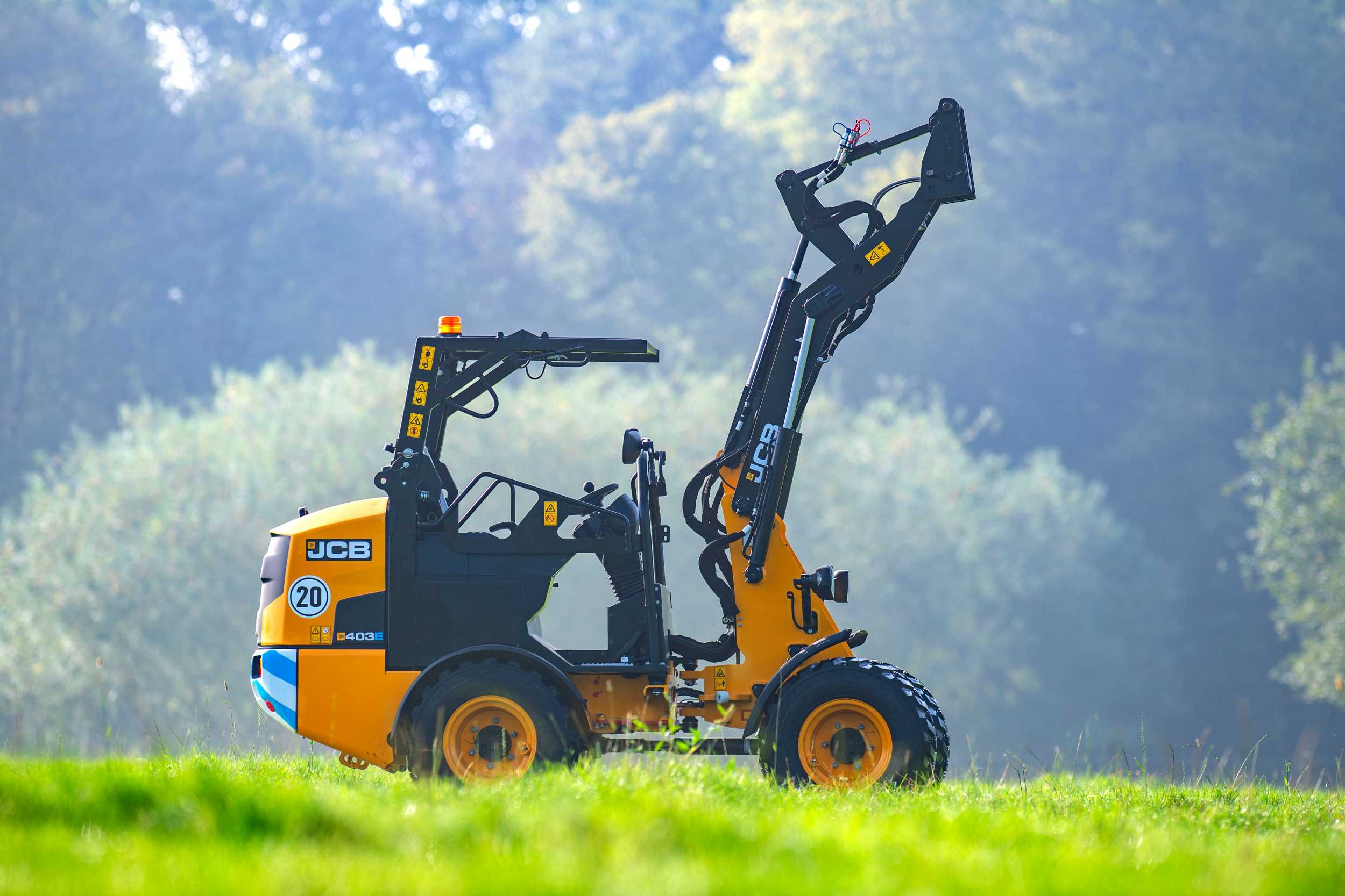 JCB bouwt sinds drie jaar in China deze 403-E-minishovels. De bouwkwaliteit en afwerking zijn uitstekend. De minishovel scoort goed op de praktijkbeoordelingen door het testteam, en wat minder goed op verschillende metingen. De brutoprijs is €75.900, en dat is rond het gemiddelde in dit segment.