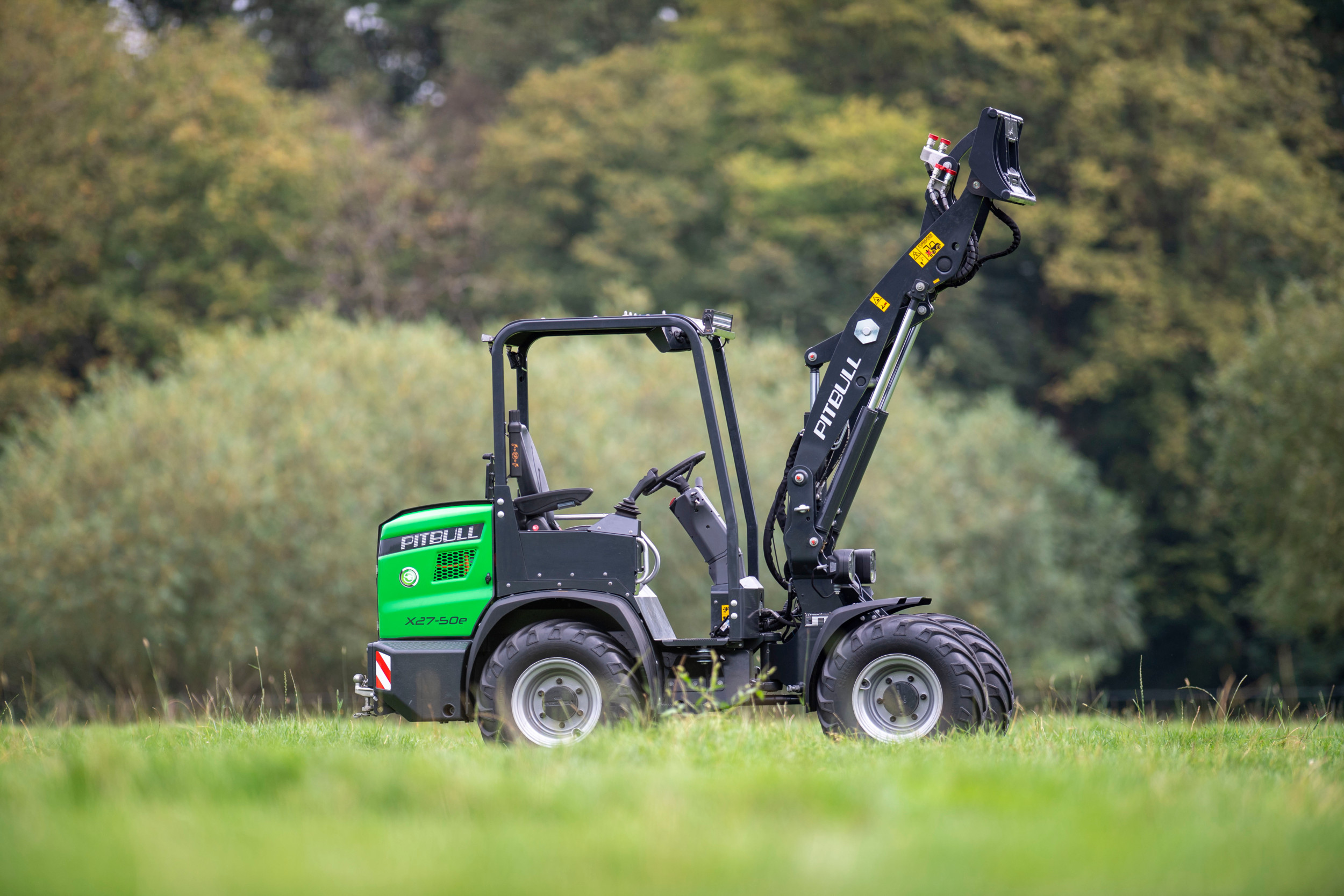 Peeters Group uit Etten-Leur (N.-Br.), ook bekend van het merk Peecon, is de fabrikant achter de Pitbull-shovels. Deze elektrische minishovel is nu een kleine twee jaar op de markt. Z’n karaktertrekken: hij is snel, sterk, en je springt er gemakkelijk in- en uit. De brutoprijs is €62.895, en daarmee is het de goedkoopste.