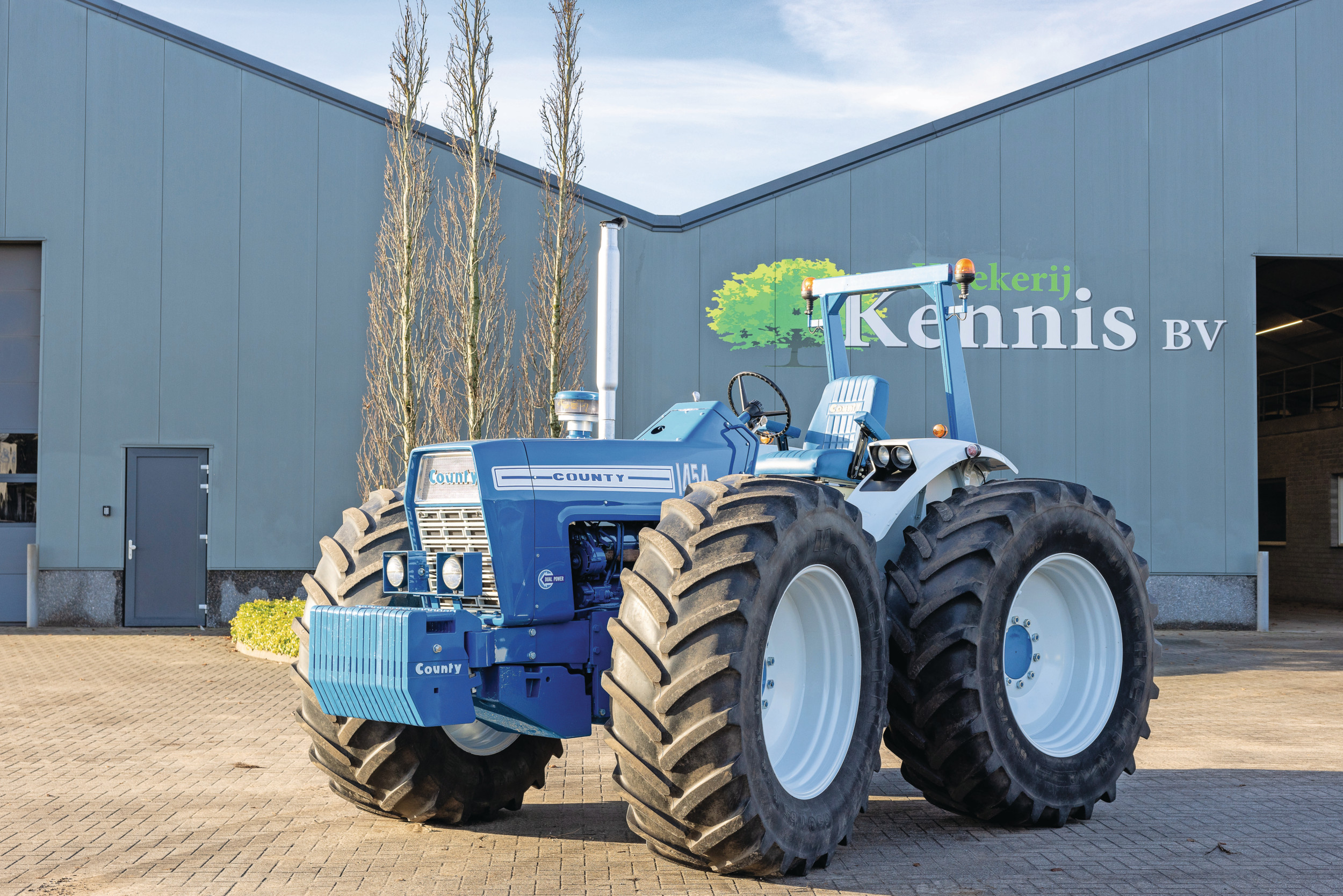 De klassieke trekker Ford County 1454 maakt de verzameling van trekkerliefhebber en boomkweker Erik Kennis compleet. Op 650/65 R38-banden toont de County 1454 nog massiever dan hij van nature al is. – Foto’s en video: Peter Roek