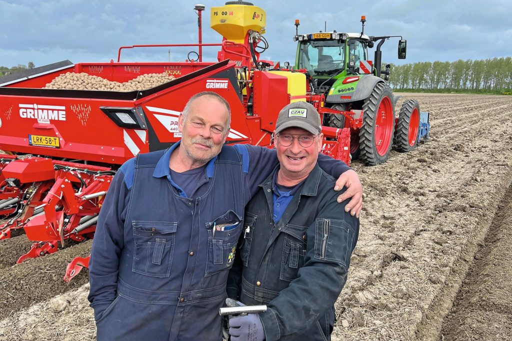Fre de Jonge (rechts) en Johan Danielse, medewerkers van Koninklijke Maatschap Wilhelminapolder (Zld.), werken beiden met een Grimme Prios 440 Pro. – Foto: Mart Geelhoed
