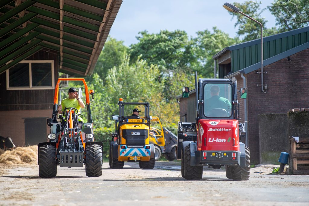 De minishovels waren vier weken te gast op een melkveebedrijf in Helvoirt (N.-Br.). Daar hebben we allerlei metingen gedaan, praktijktesten opgezet, en ze simpelweg gebruikt voor werk op het melkveebedrijf.