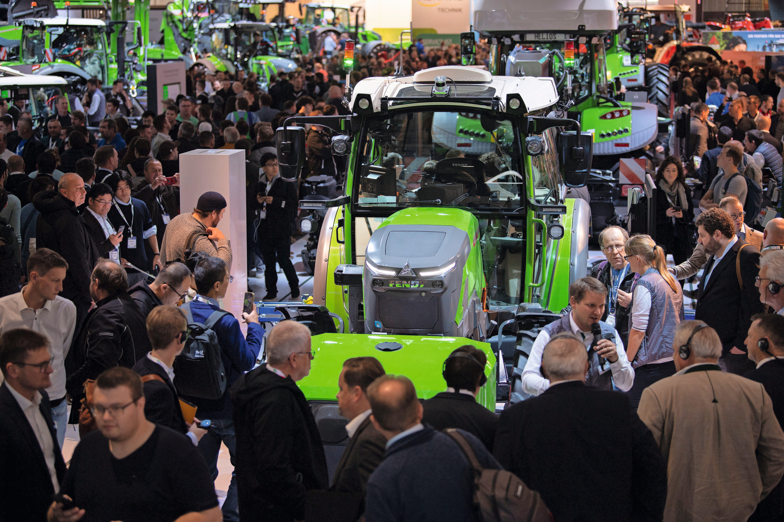 Beursbezoekers op vakbeurs Agritechnica in 2023. De internationale mechanisatievakbeurs Agritechnica 2025 zal er anders uitzien dan voorgaande jaren. Elke beursdag heeft een ander thema en focust op specifieke doelgroepen. – Foto: Mark Pasveer