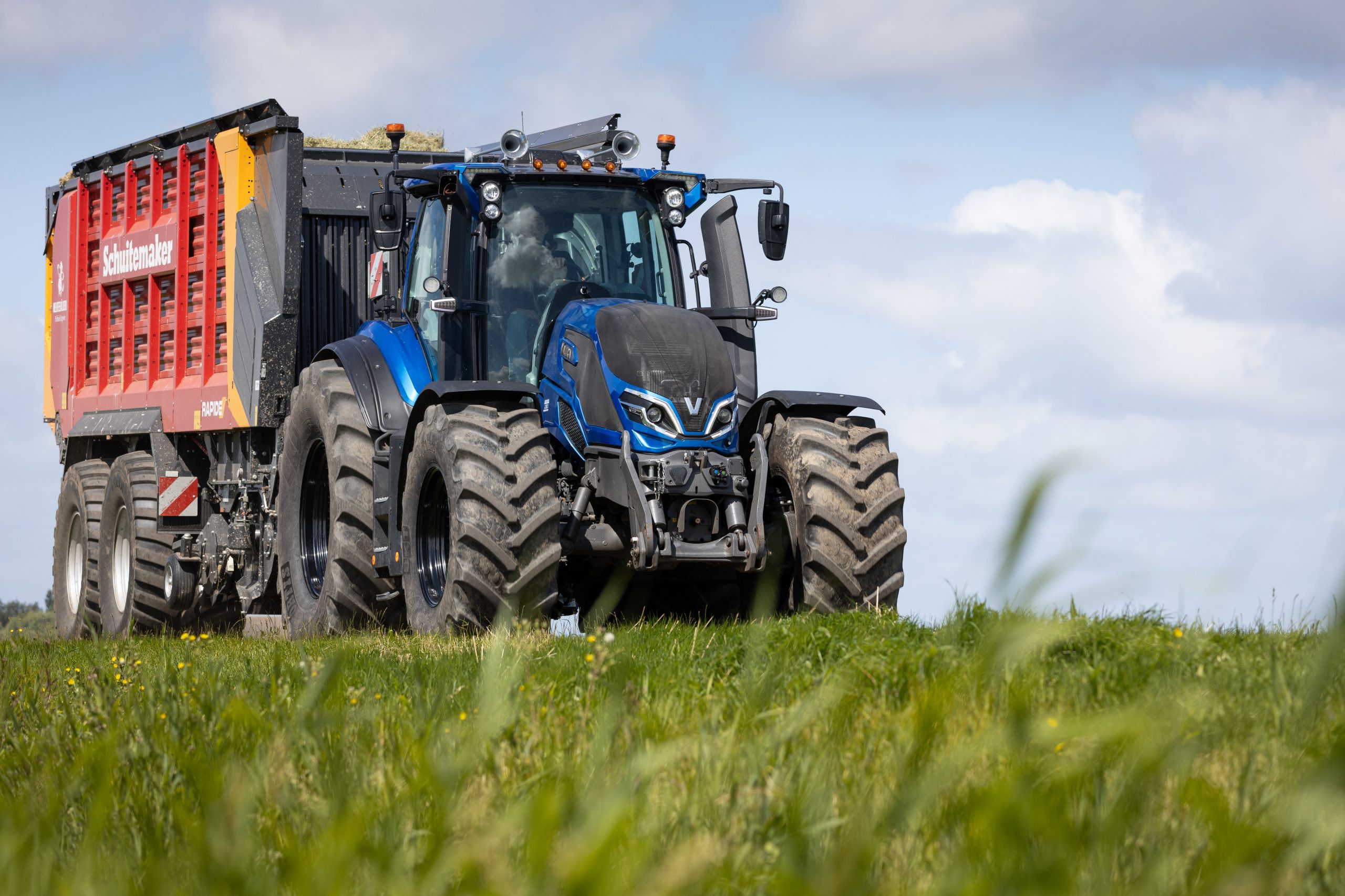 De Valtra Q245 van het melkveebedrijf van de familie Politiek uit Makkum (Fr.), van de Trekkertest uit editie nr. 432.