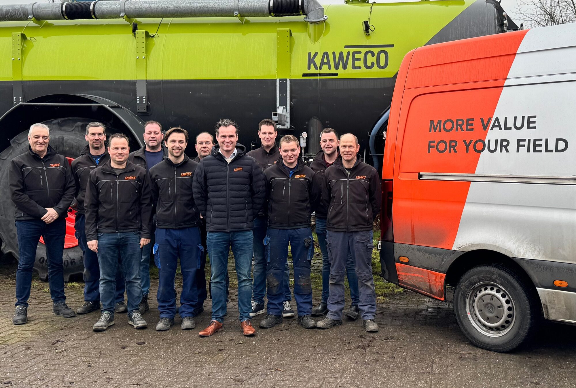 Patrik Roelofs (vooraan in het midden) poseert met het team van Kaweco. Roelofs is vanaf 17 februari algemeen directeur van het nieuw opgerichte bedrijf Kaweco BV. – Foto: Kaweco