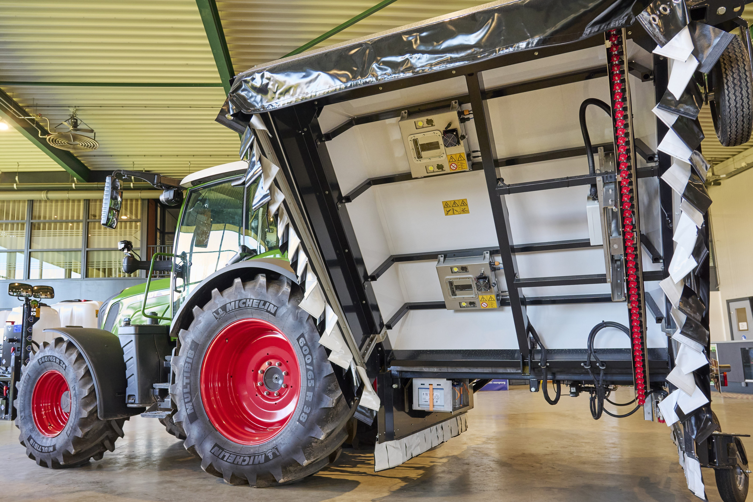 De Ecorobotix Ara-spotsprayer bij mechanisatiebedrijf Abemec in Veghel (N.-Br.). Het Zwitserse Ecorobotix introduceert tien nieuwe AI-gewasalgoritmen voor precisiespuiten. Gebruikers van de Ecorobotix ARA-spotsprayer kunnen deze gratis testen. – Foto: Van Assendelft