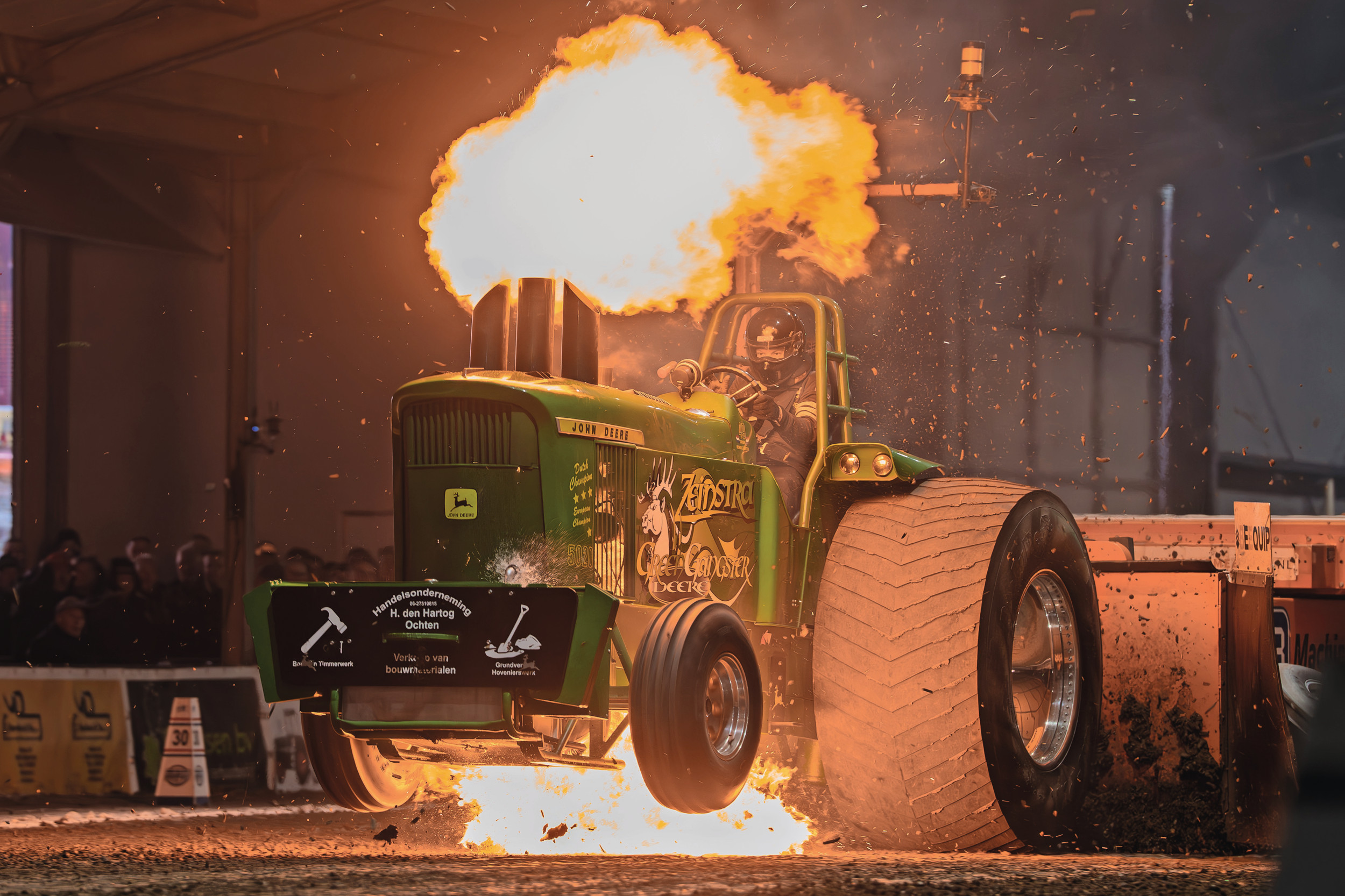Op Tractorpulling Indoor Putten strijden de trekkers voor het eerst dit jaar weer om de verste afstand. Dat gaat gepaard met flinke vlammen onder luid gejuich van het enthousiaste publiek. TREKKER is erbij en ziet een spannende strijd in verschillende klassen. – Foto’s: Roy Peters, Henk Kroon