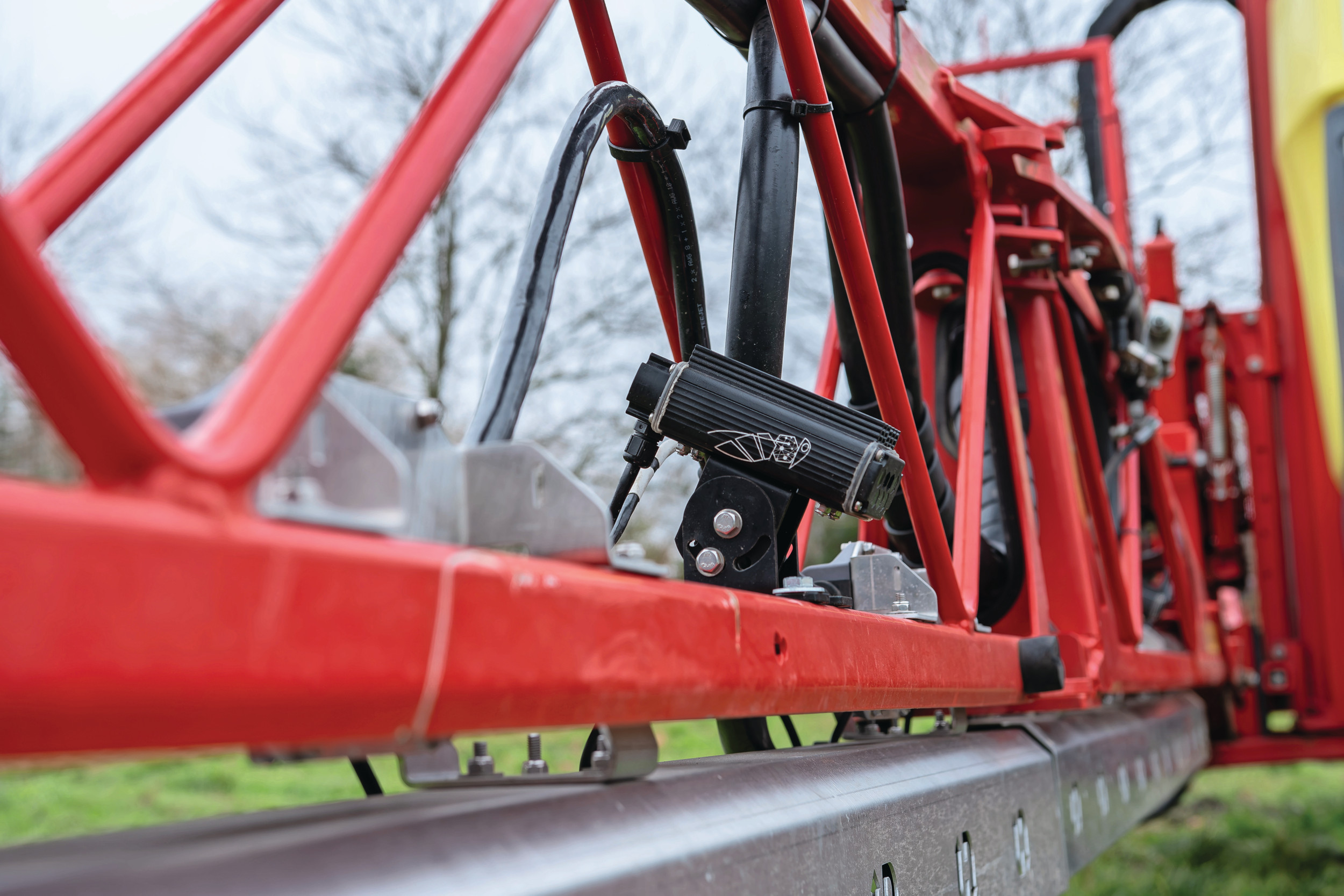 Met de camera-opbouwkit SmartStriker X van de Franse fabrikant Carbon Bee maak je van je veldspuit een spotsprayer. Zo kun je ook met brede machines plaatsspecifiek gewasbeschermingsmiddelen toedienen. – Foto’s: Jacco van Erkelens