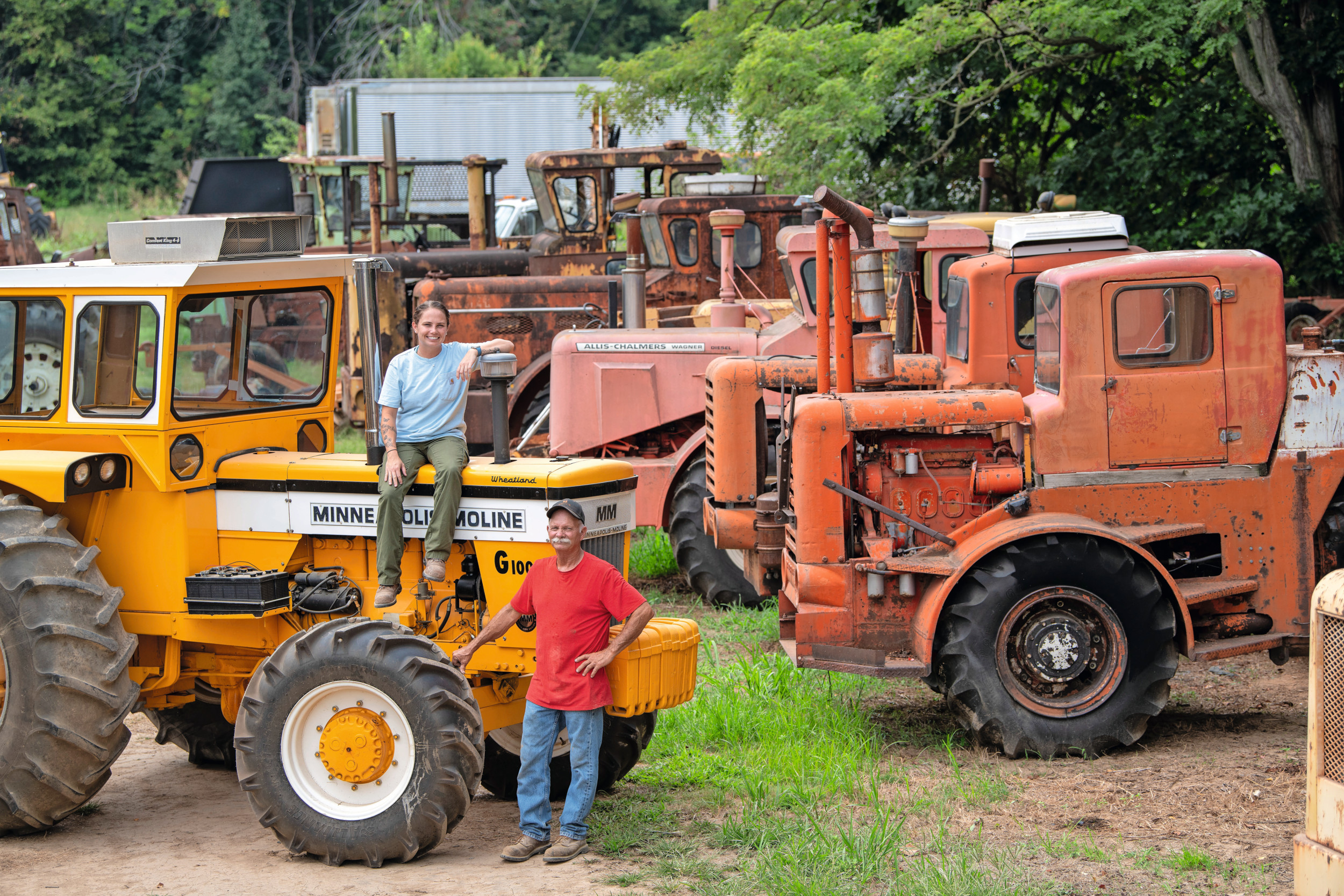 De Amerikaanse akkerbouwer Chris Wathen en dochter AJ verzamelen ijverig grote klassieke prairietrekkers. Ze hebben een megacollectie van 77 fourwheeldrives. Ze leggen zich toe op drie merken: Steiger, Big Bud en Wagner. Chris en AJ restaureren ze gezamenlijk. De Minneapolis Moline G 1000, overigens geen kniktrekker, steekt op de foto fris af tegen de rij Wagners. – Foto’s: Mark Pasveer