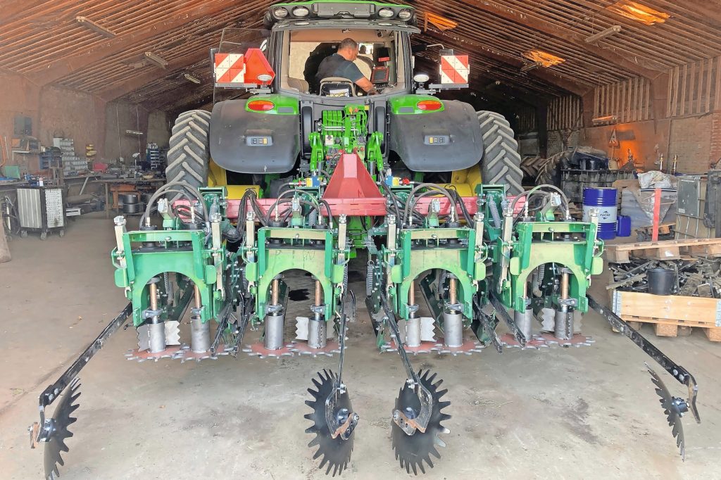 De Deense Crown Crusher is een mechanische loofdoder en wordt ingezet in een vol aardappelgewas. De getande bladen kneuzen en scheuren de stengels, waardoor de sapstroom stopt.