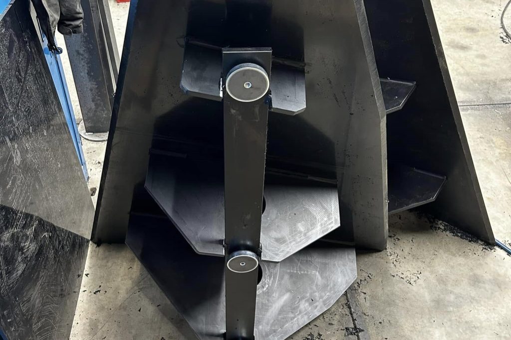 De kipperhoeken worden met magneten in de bak geplaatst. De vorm van de kipperhoek is specifiek per kippertype.