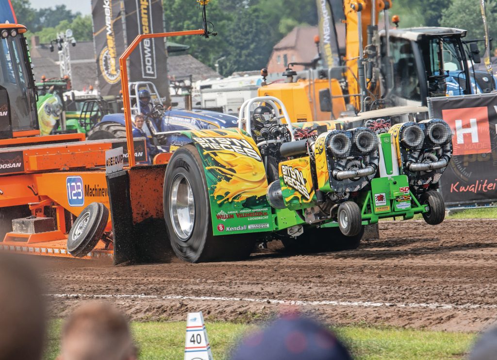 Tractorpuller Bits ’n Pieces jn actie tijdens Made’s Powerweekend in 2022. – Foto: Michel Velderman