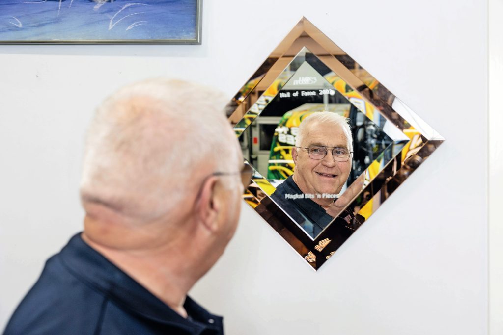 Deze spiegel ontving Willem als aandenken aan zijn bijschrijving in de NTTO Hall of Fame, een vijfjaarlijkse onderscheiding voor mensen die een belangrijke bijdrage aan de sport hebben geleverd. – Foto: Herbert Wiggerman